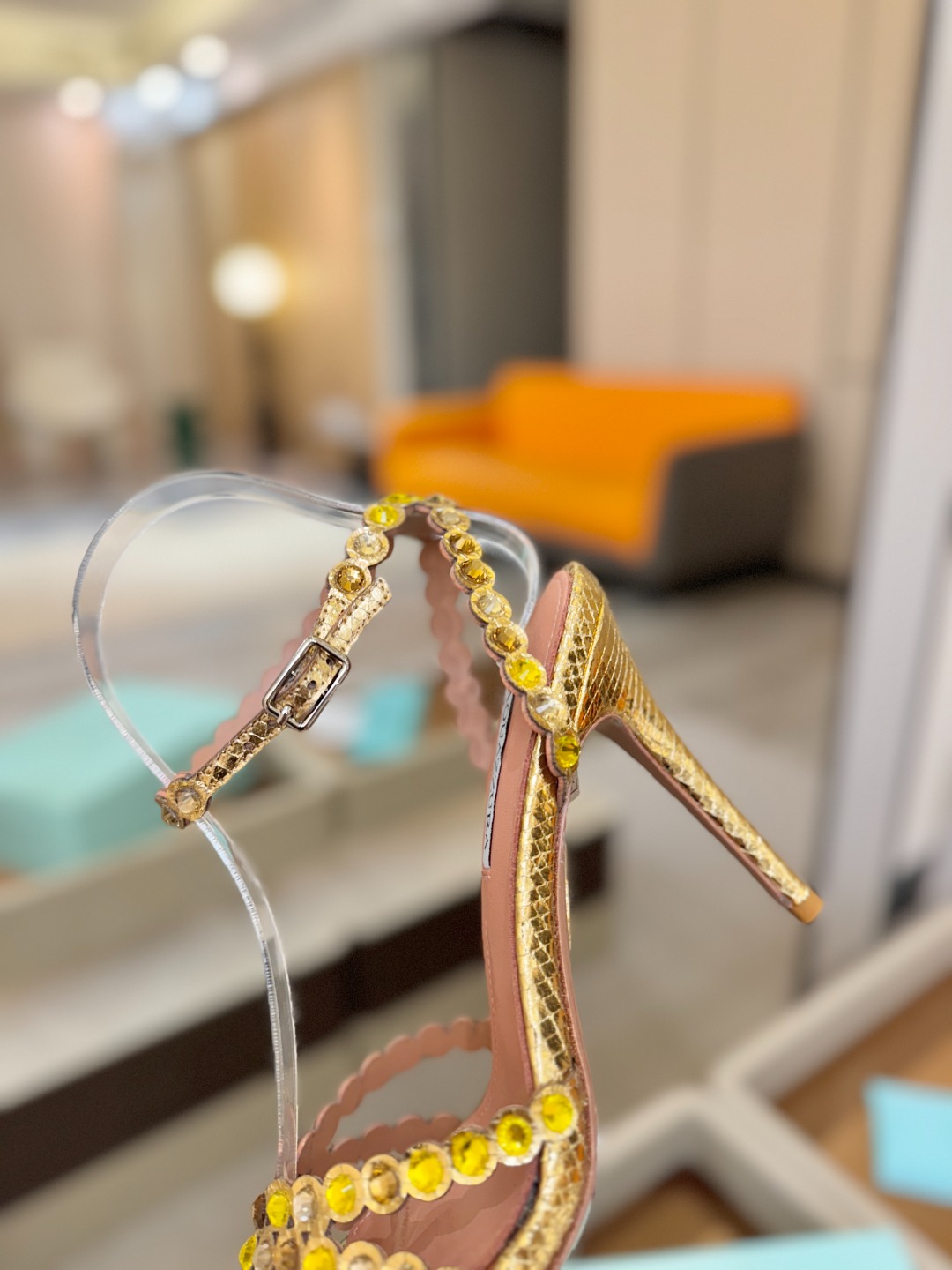 Aquazzura   菠萝   𝐒𝐒  𝐧𝐞𝐰春夏新品高跟凉鞋。满满的钻，超闪 🌸((☀️⥎☀️))🌸