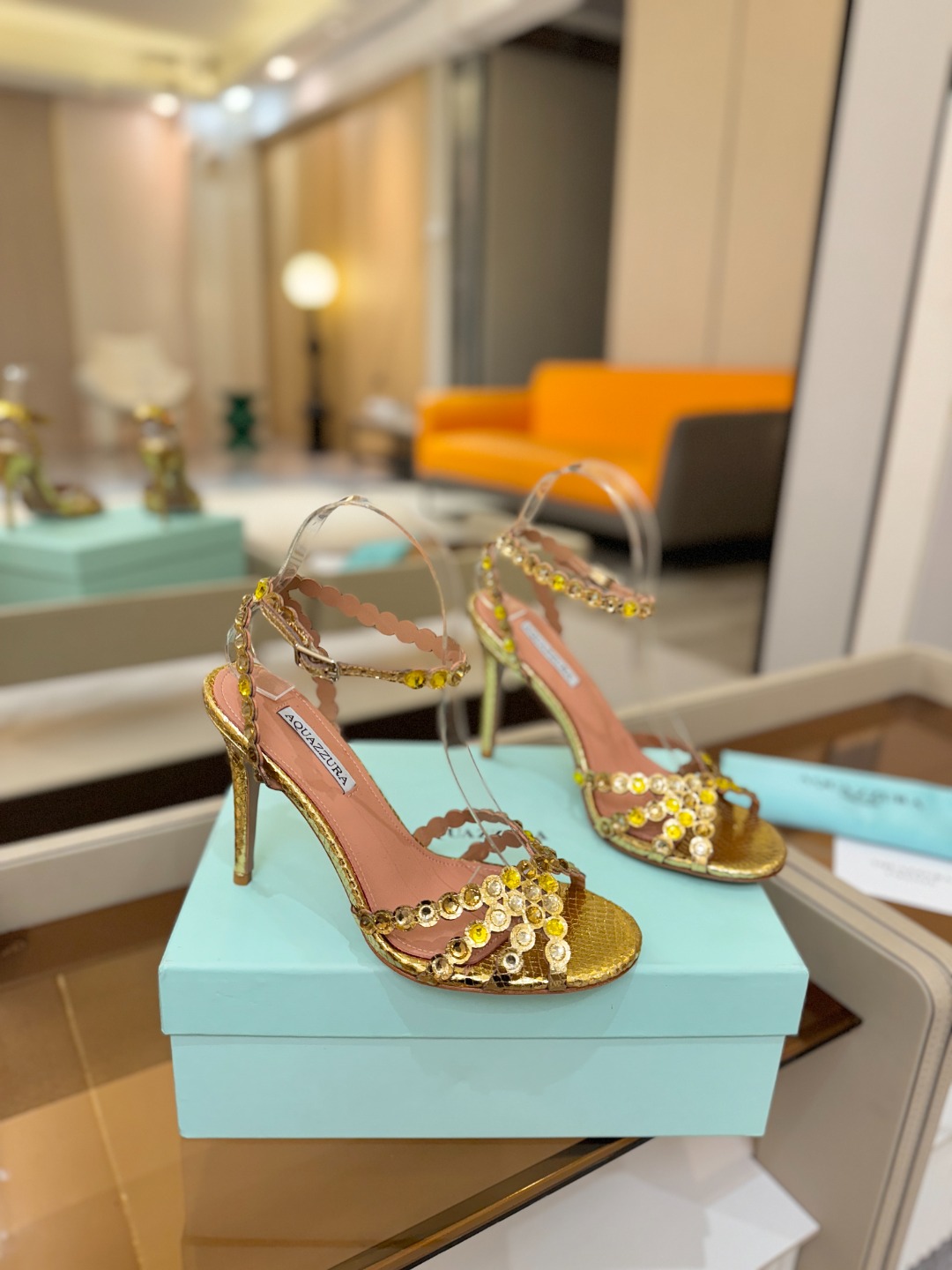 Aquazzura   菠萝   𝐒𝐒  𝐧𝐞𝐰春夏新品高跟凉鞋。满满的钻，超闪 🌸((☀️⥎☀️))🌸