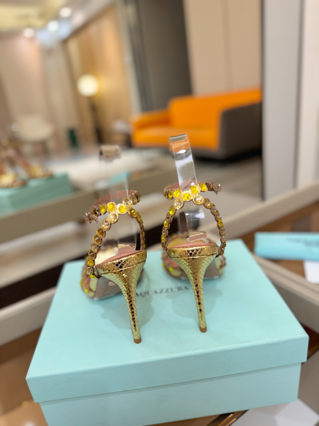 Aquazzura   菠萝   𝐒𝐒  𝐧𝐞𝐰春夏新品高跟凉鞋。满满的钻，超闪 🌸((☀️⥎☀️))🌸