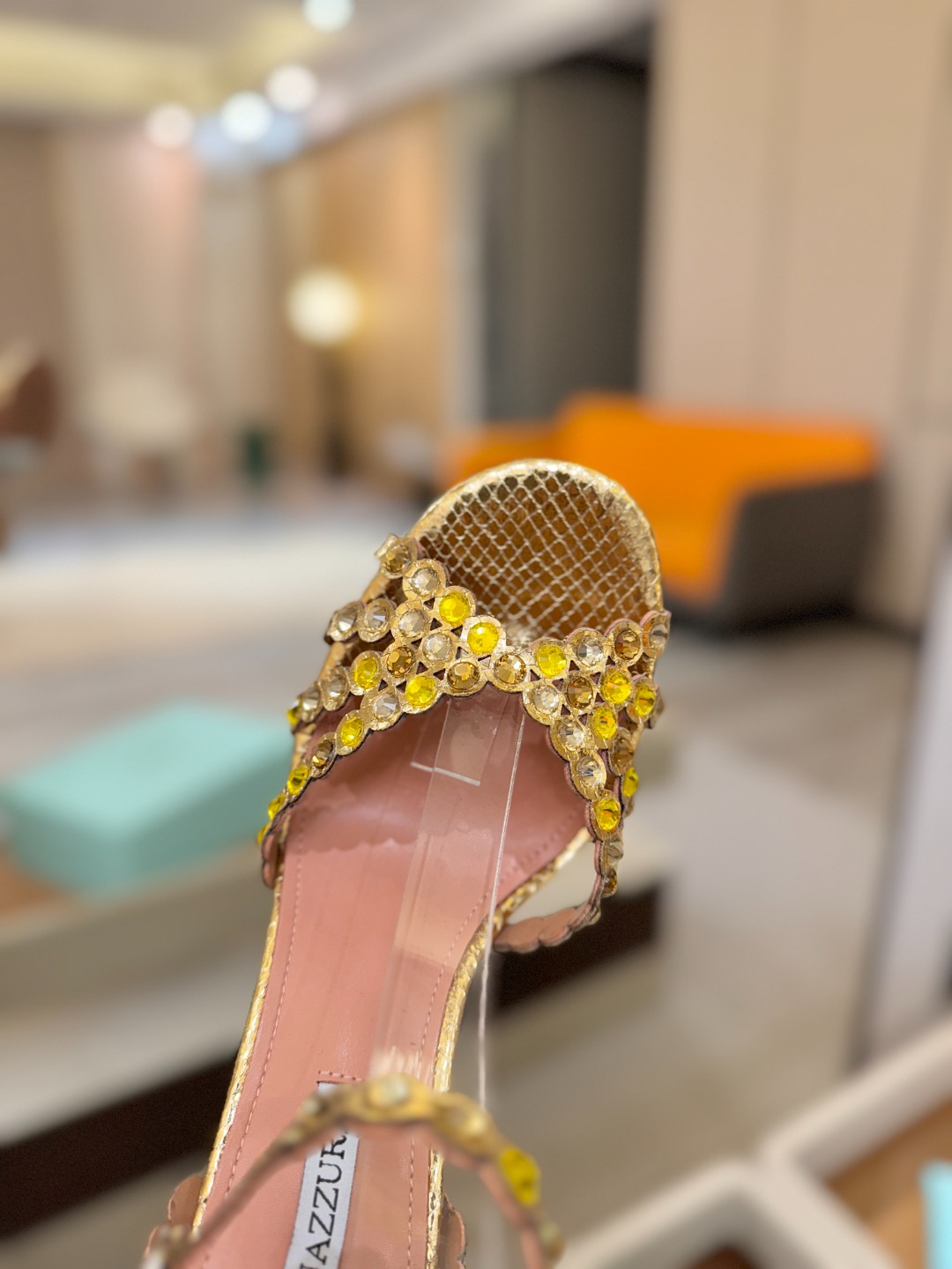 Aquazzura   菠萝   𝐒𝐒  𝐧𝐞𝐰春夏新品高跟凉鞋。满满的钻，超闪 🌸((☀️⥎☀️))🌸