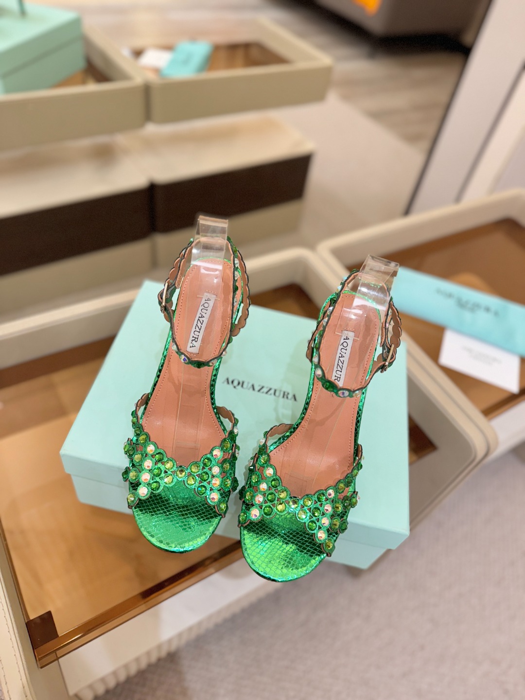 Aquazzura   菠萝   𝐒𝐒  𝐧𝐞𝐰春夏新品高跟凉鞋。满满的钻，超闪 🌸((☀️⥎☀️))🌸