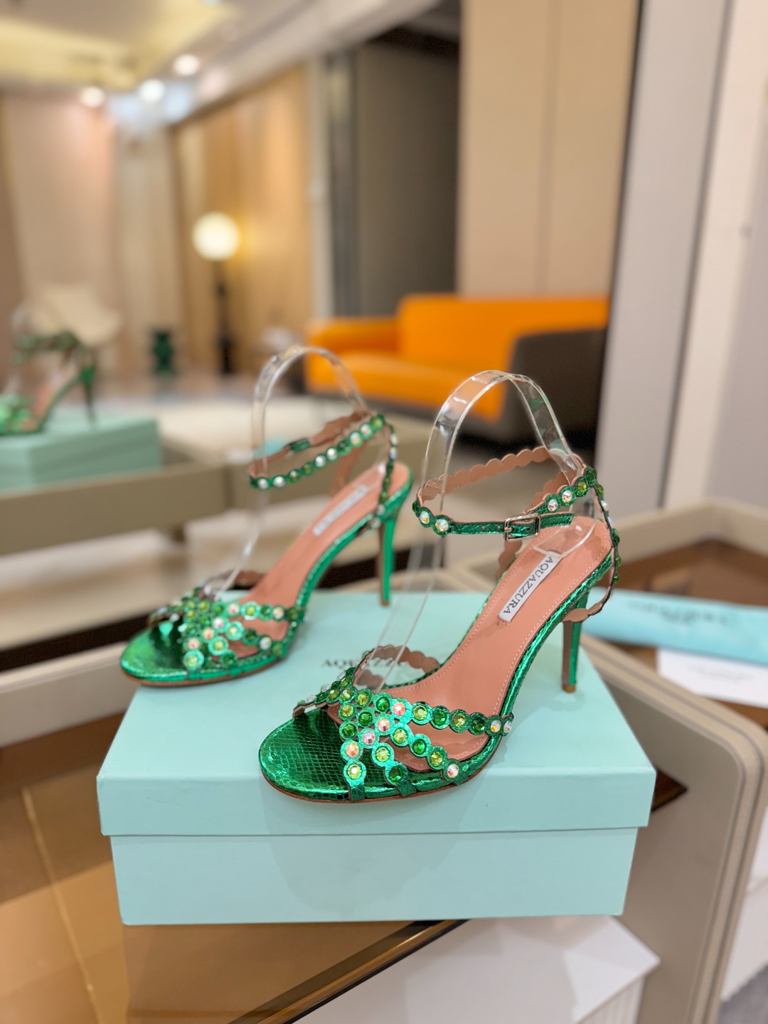 Aquazzura   菠萝   𝐒𝐒  𝐧𝐞𝐰春夏新品高跟凉鞋。满满的钻，超闪 🌸((☀️⥎☀️))🌸