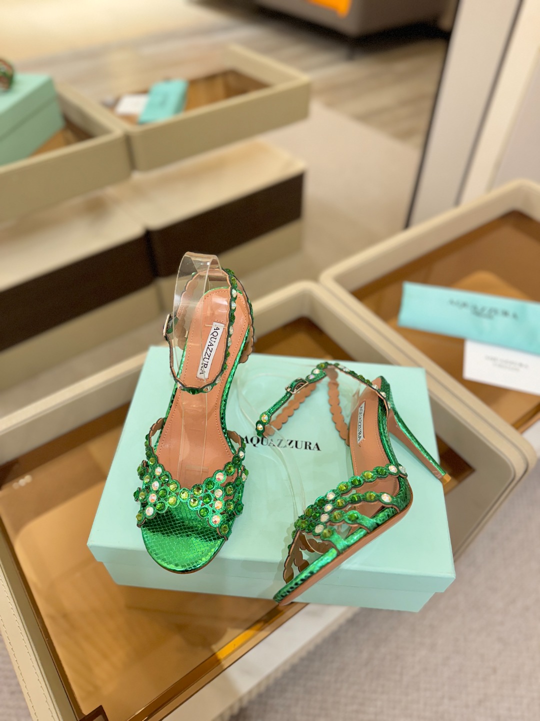 Aquazzura   菠萝   𝐒𝐒  𝐧𝐞𝐰春夏新品高跟凉鞋。满满的钻，超闪 🌸((☀️⥎☀️))🌸