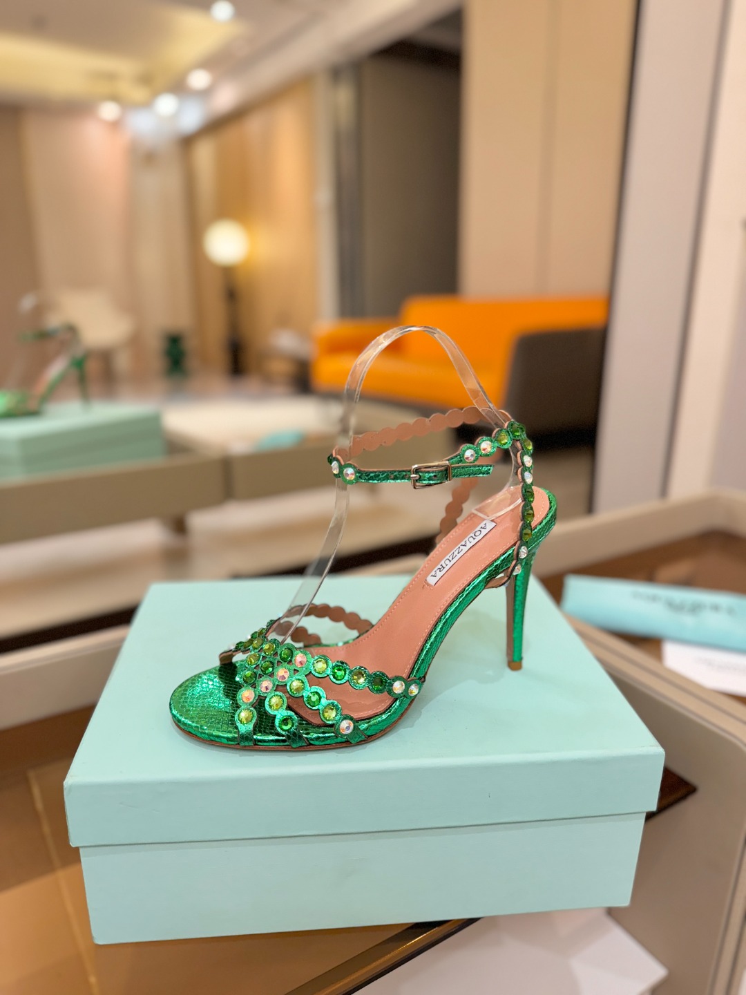 Aquazzura   菠萝   𝐒𝐒  𝐧𝐞𝐰春夏新品高跟凉鞋。满满的钻，超闪 🌸((☀️⥎☀️))🌸