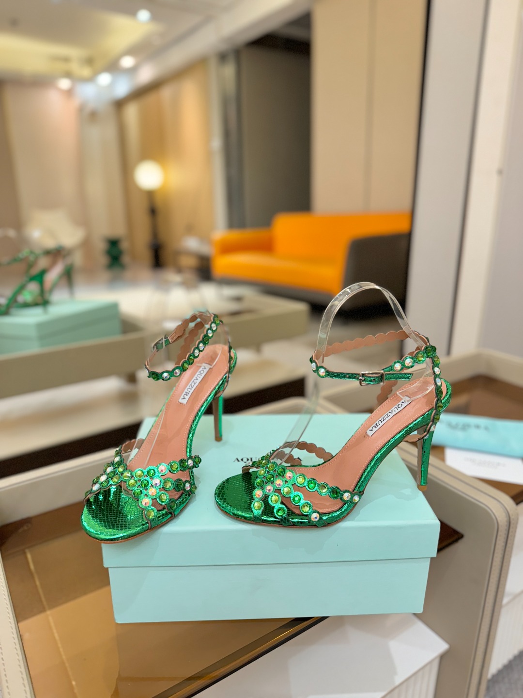 Aquazzura   菠萝   𝐒𝐒  𝐧𝐞𝐰春夏新品高跟凉鞋。满满的钻，超闪 🌸((☀️⥎☀️))🌸