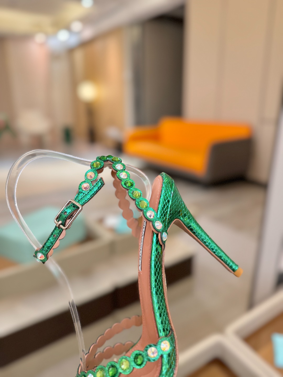 Aquazzura   菠萝   𝐒𝐒  𝐧𝐞𝐰春夏新品高跟凉鞋。满满的钻，超闪 🌸((☀️⥎☀️))🌸
