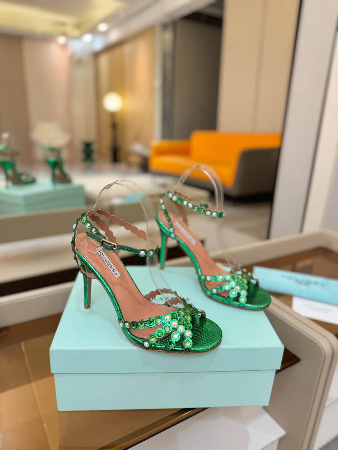 Aquazzura   菠萝   𝐒𝐒  𝐧𝐞𝐰春夏新品高跟凉鞋。满满的钻，超闪 🌸((☀️⥎☀️))🌸