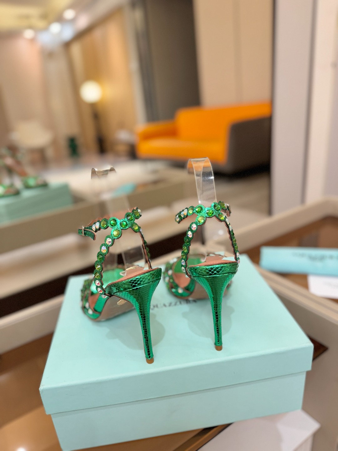 Aquazzura   菠萝   𝐒𝐒  𝐧𝐞𝐰春夏新品高跟凉鞋。满满的钻，超闪 🌸((☀️⥎☀️))🌸