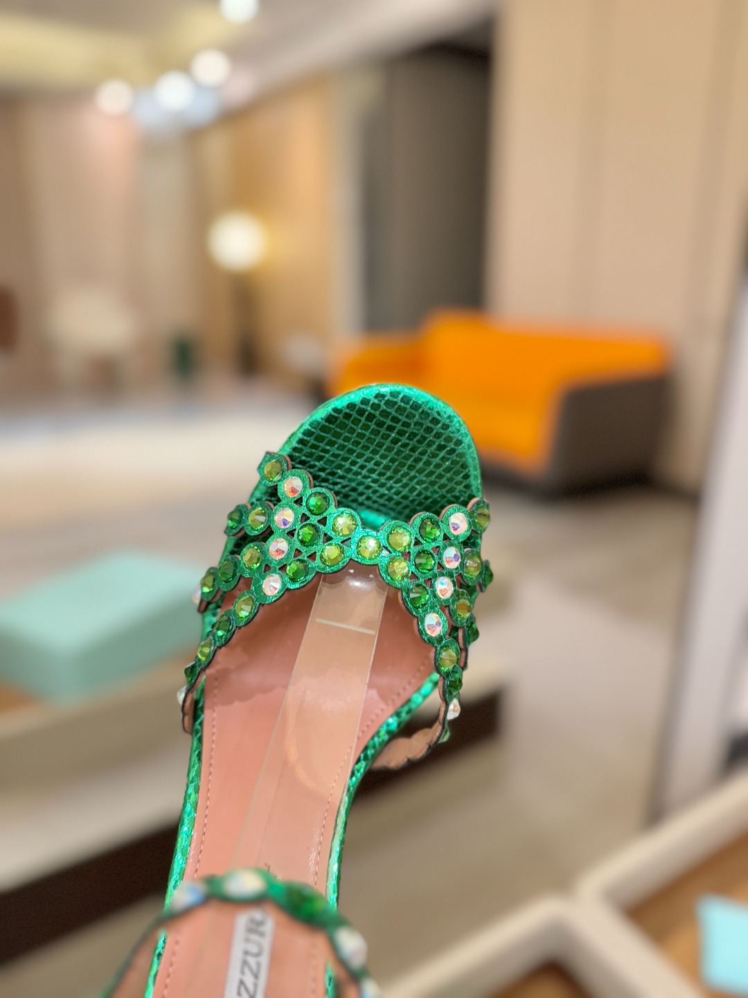 Aquazzura   菠萝   𝐒𝐒  𝐧𝐞𝐰春夏新品高跟凉鞋。满满的钻，超闪 🌸((☀️⥎☀️))🌸