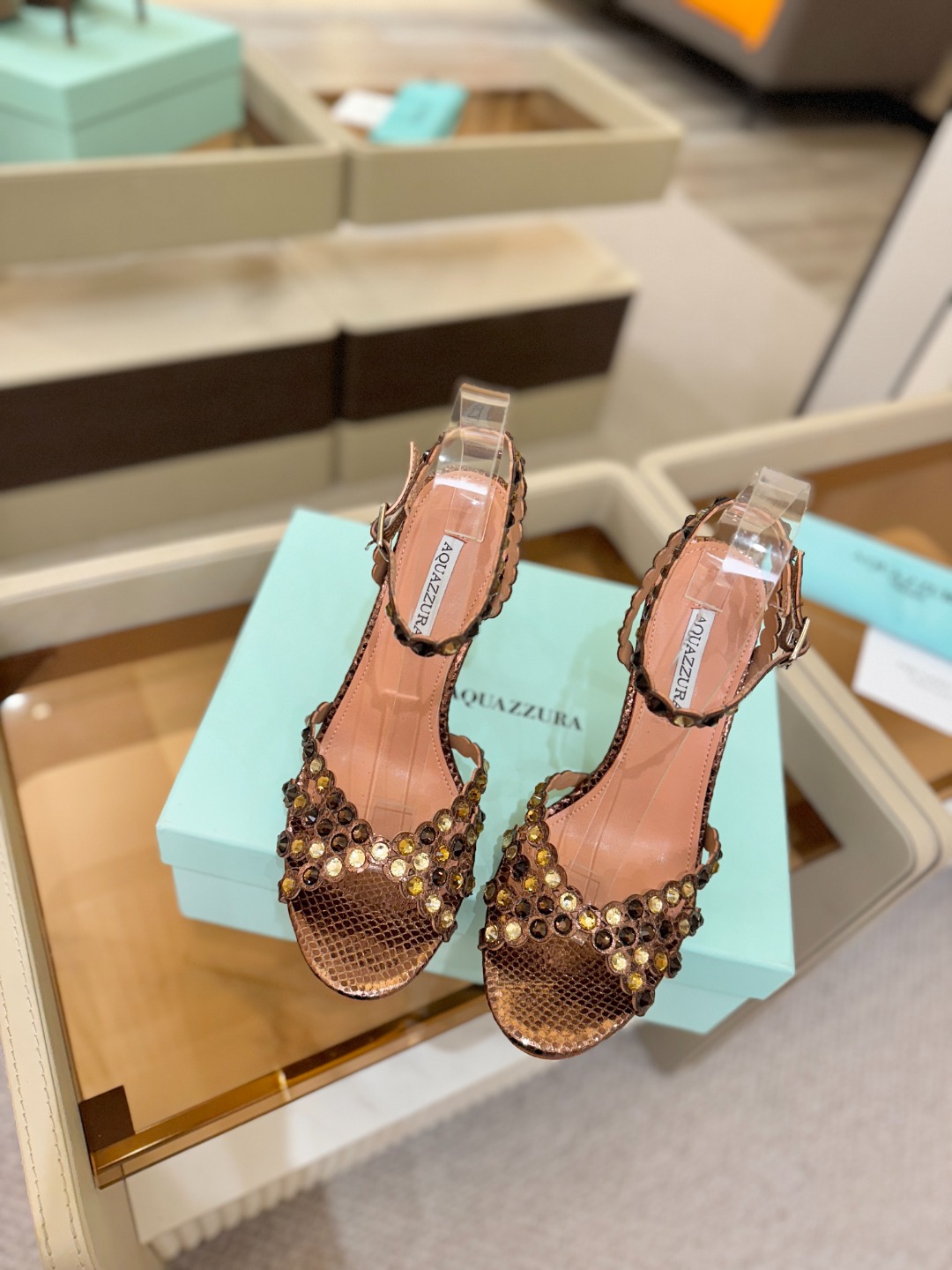 Aquazzura   菠萝   𝐒𝐒  𝐧𝐞𝐰春夏新品高跟凉鞋。满满的钻，超闪 🌸((☀️⥎☀️))🌸