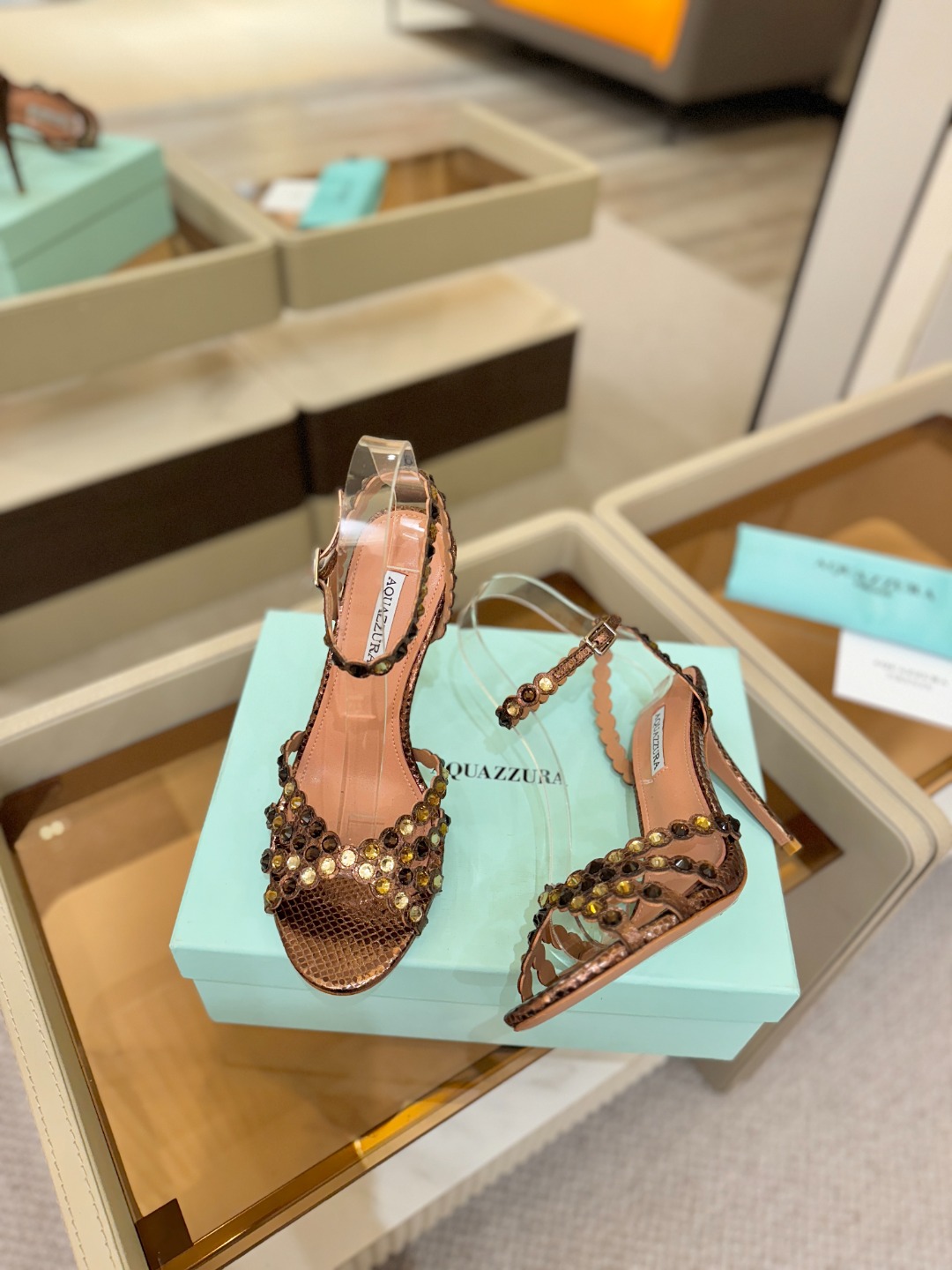 Aquazzura   菠萝   𝐒𝐒  𝐧𝐞𝐰春夏新品高跟凉鞋。满满的钻，超闪 🌸((☀️⥎☀️))🌸