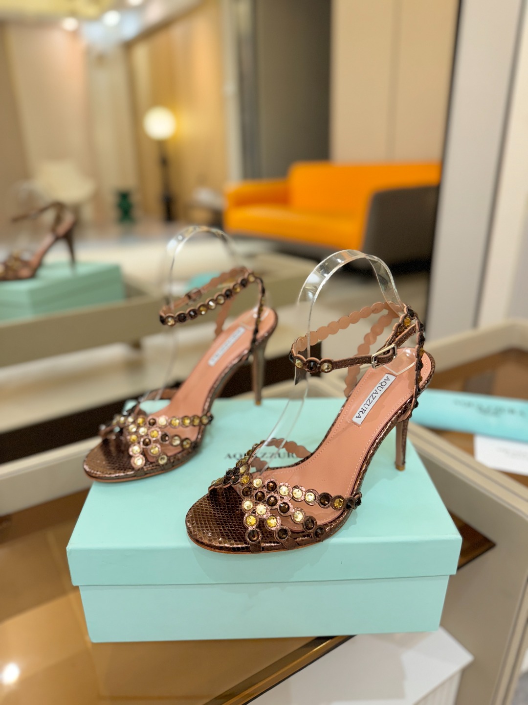 Aquazzura   菠萝   𝐒𝐒  𝐧𝐞𝐰春夏新品高跟凉鞋。满满的钻，超闪 🌸((☀️⥎☀️))🌸
