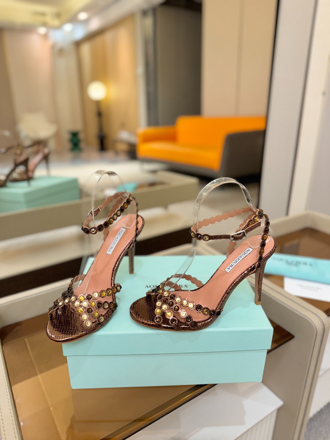 Aquazzura   菠萝   𝐒𝐒  𝐧𝐞𝐰春夏新品高跟凉鞋。满满的钻，超闪 🌸((☀️⥎☀️))🌸