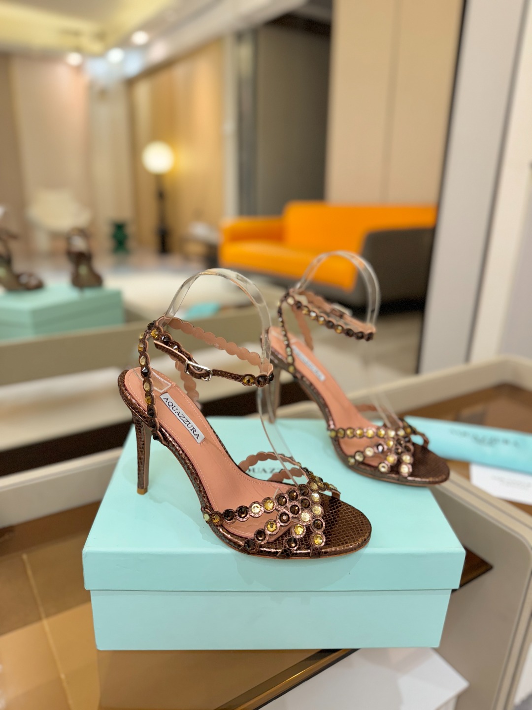 Aquazzura   菠萝   𝐒𝐒  𝐧𝐞𝐰春夏新品高跟凉鞋。满满的钻，超闪 🌸((☀️⥎☀️))🌸