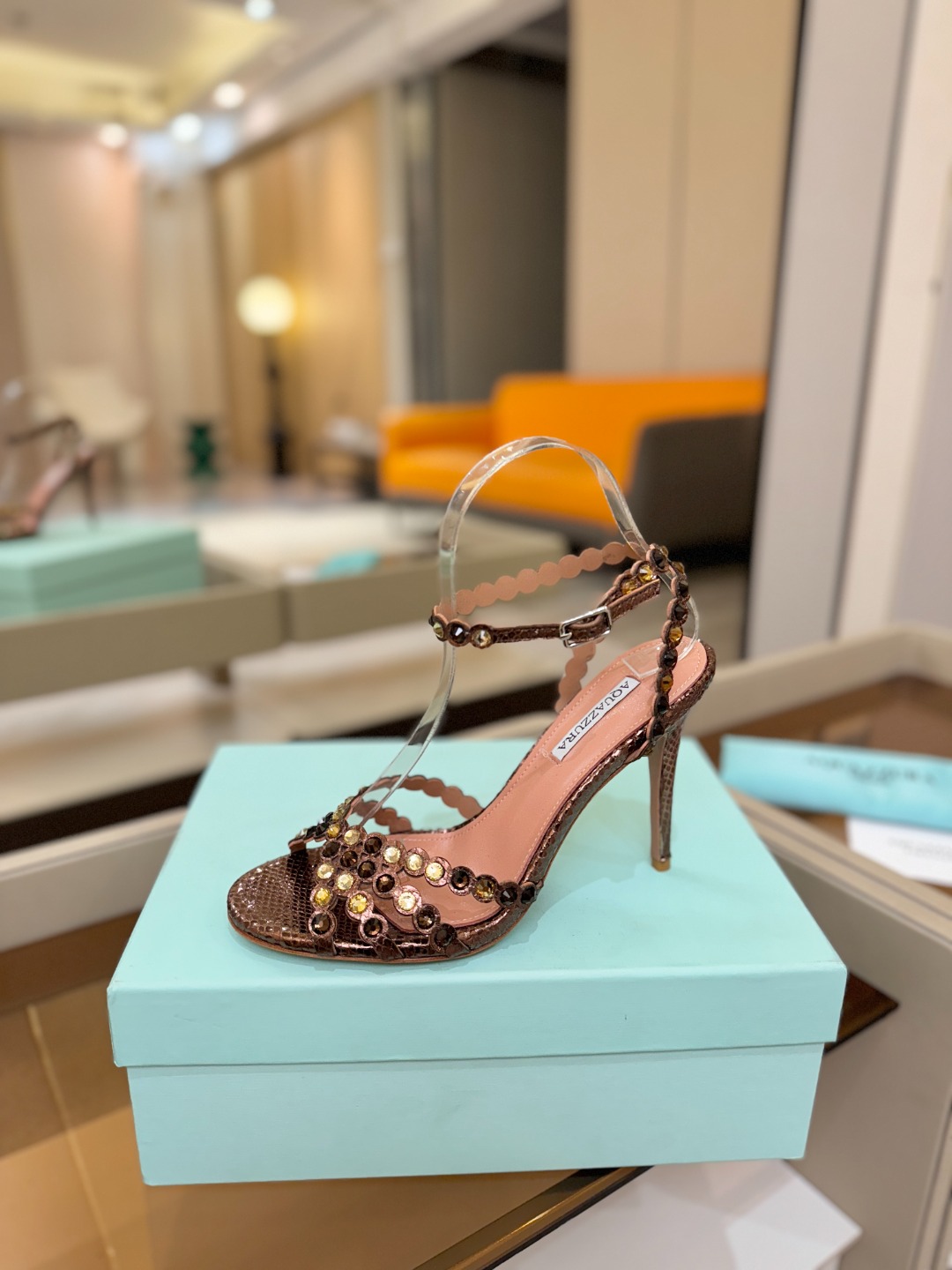 Aquazzura   菠萝   𝐒𝐒  𝐧𝐞𝐰春夏新品高跟凉鞋。满满的钻，超闪 🌸((☀️⥎☀️))🌸