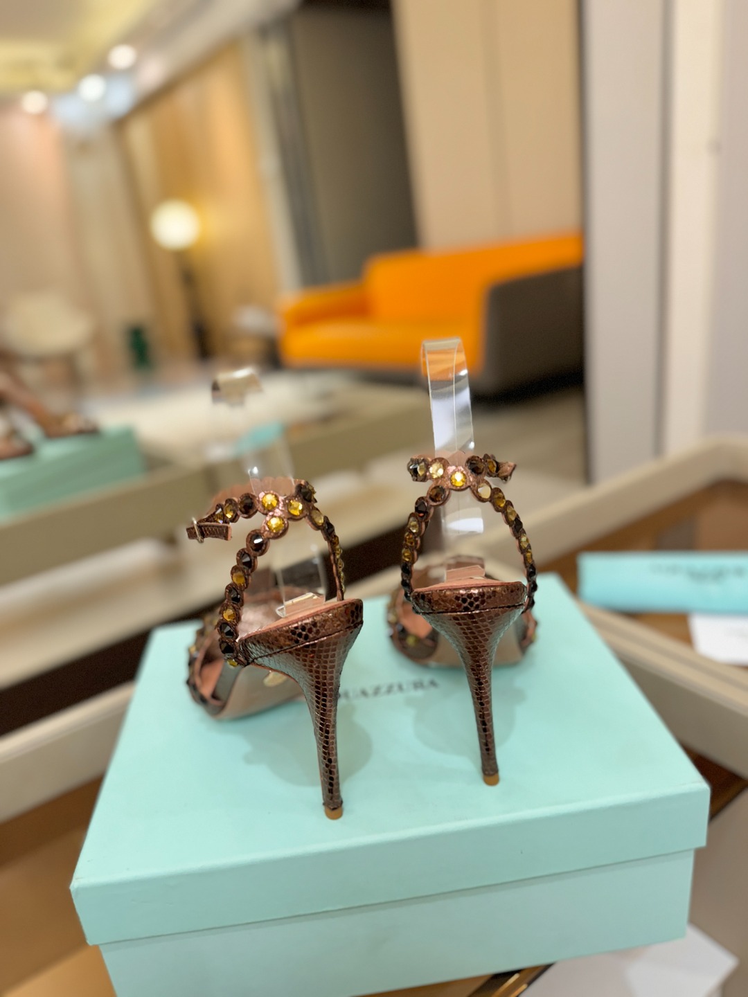 Aquazzura   菠萝   𝐒𝐒  𝐧𝐞𝐰春夏新品高跟凉鞋。满满的钻，超闪 🌸((☀️⥎☀️))🌸
