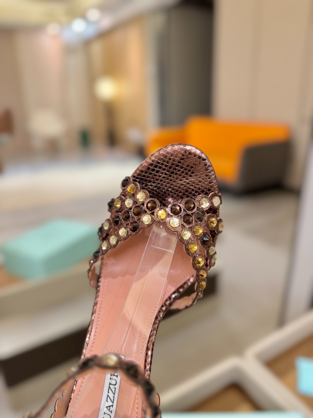 Aquazzura   菠萝   𝐒𝐒  𝐧𝐞𝐰春夏新品高跟凉鞋。满满的钻，超闪 🌸((☀️⥎☀️))🌸