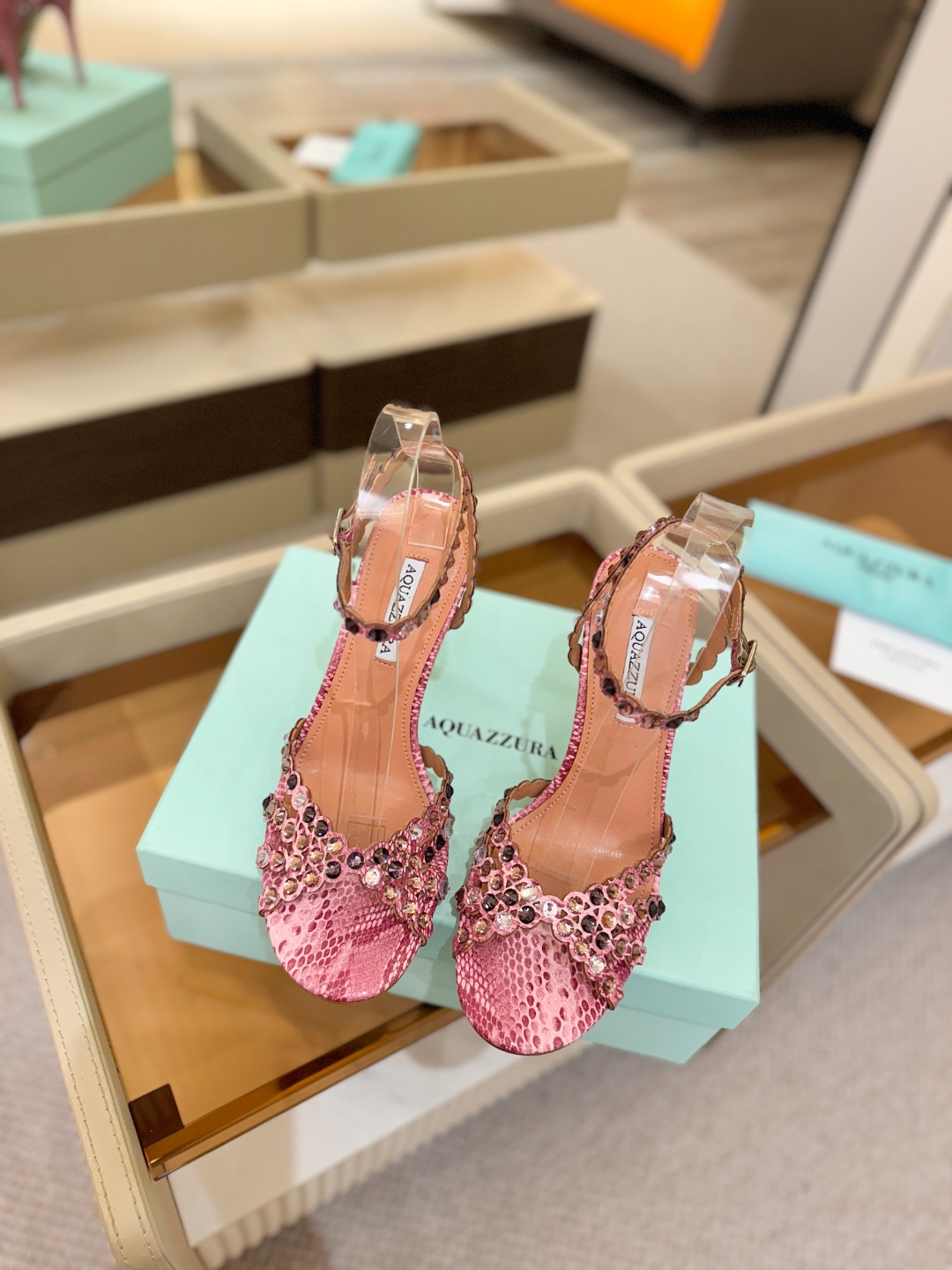 Aquazzura   菠萝   𝐒𝐒  𝐧𝐞𝐰春夏新品高跟凉鞋。满满的钻，超闪 🌸((☀️⥎☀️))🌸