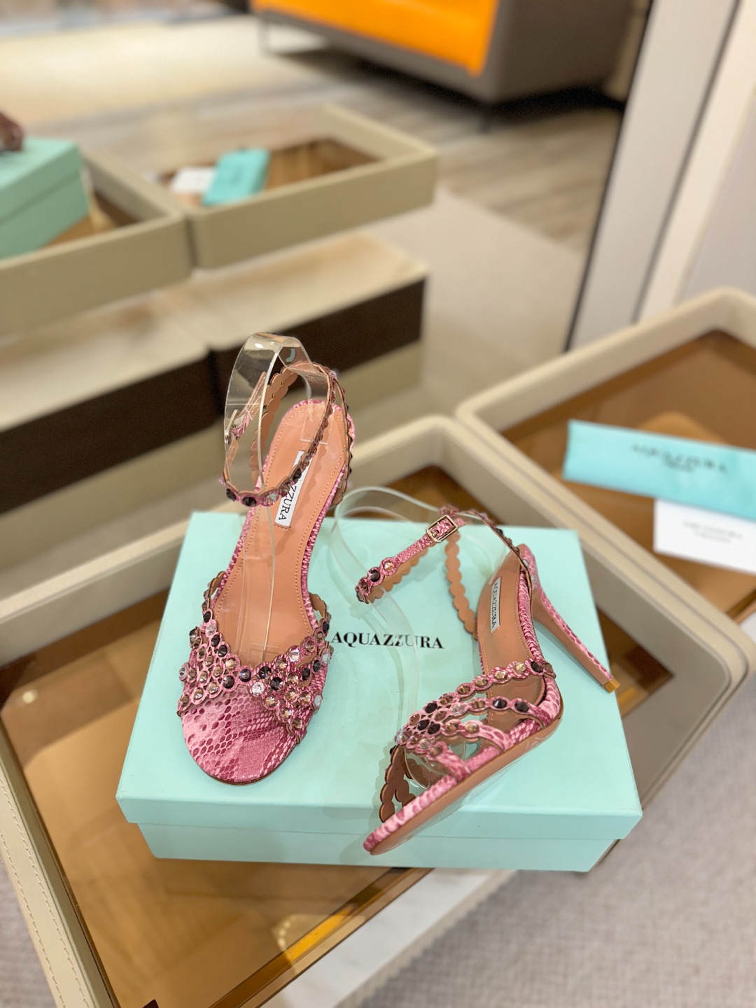 Aquazzura   菠萝   𝐒𝐒  𝐧𝐞𝐰春夏新品高跟凉鞋。满满的钻，超闪 🌸((☀️⥎☀️))🌸