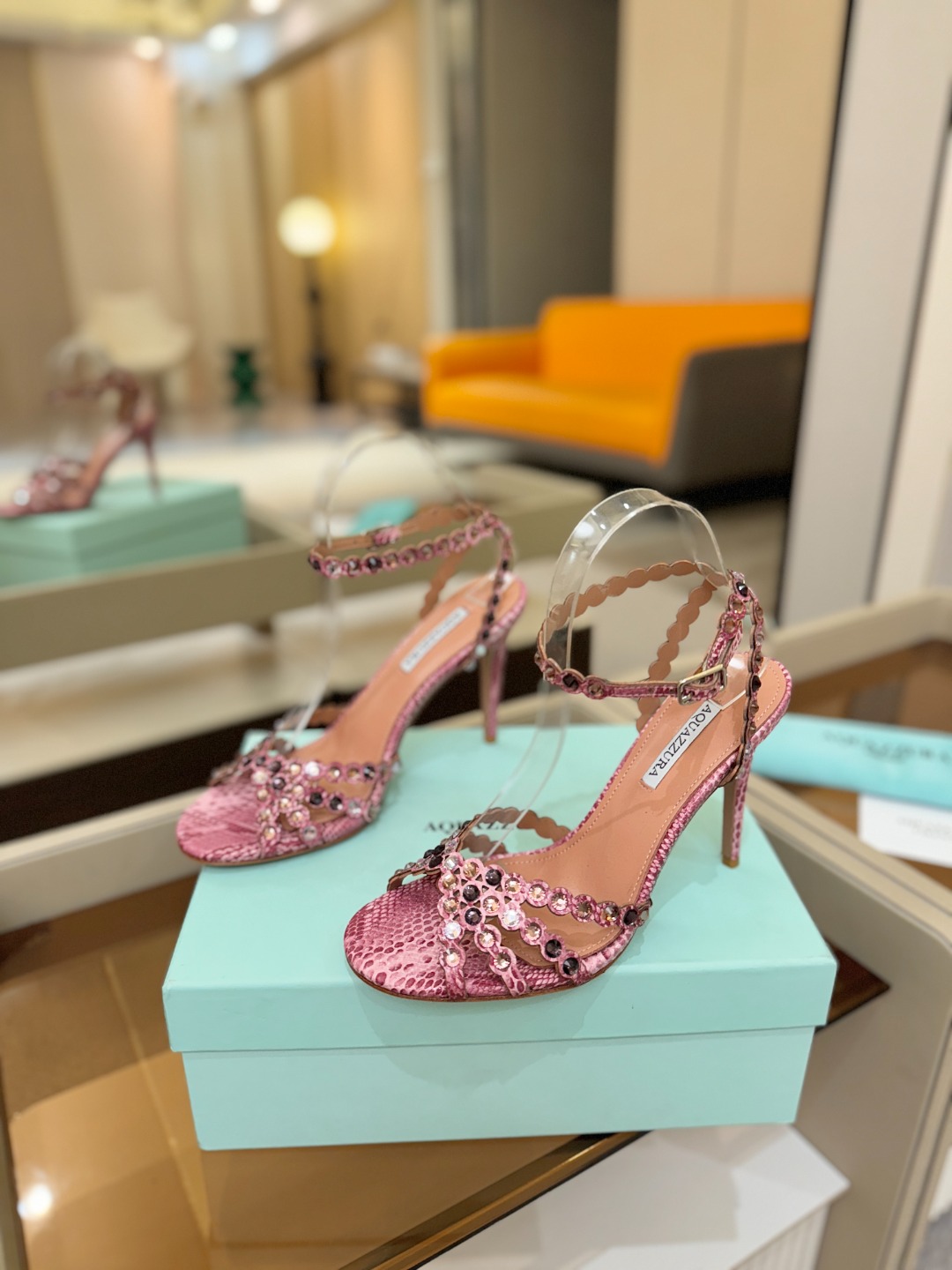 Aquazzura   菠萝   𝐒𝐒  𝐧𝐞𝐰春夏新品高跟凉鞋。满满的钻，超闪 🌸((☀️⥎☀️))🌸