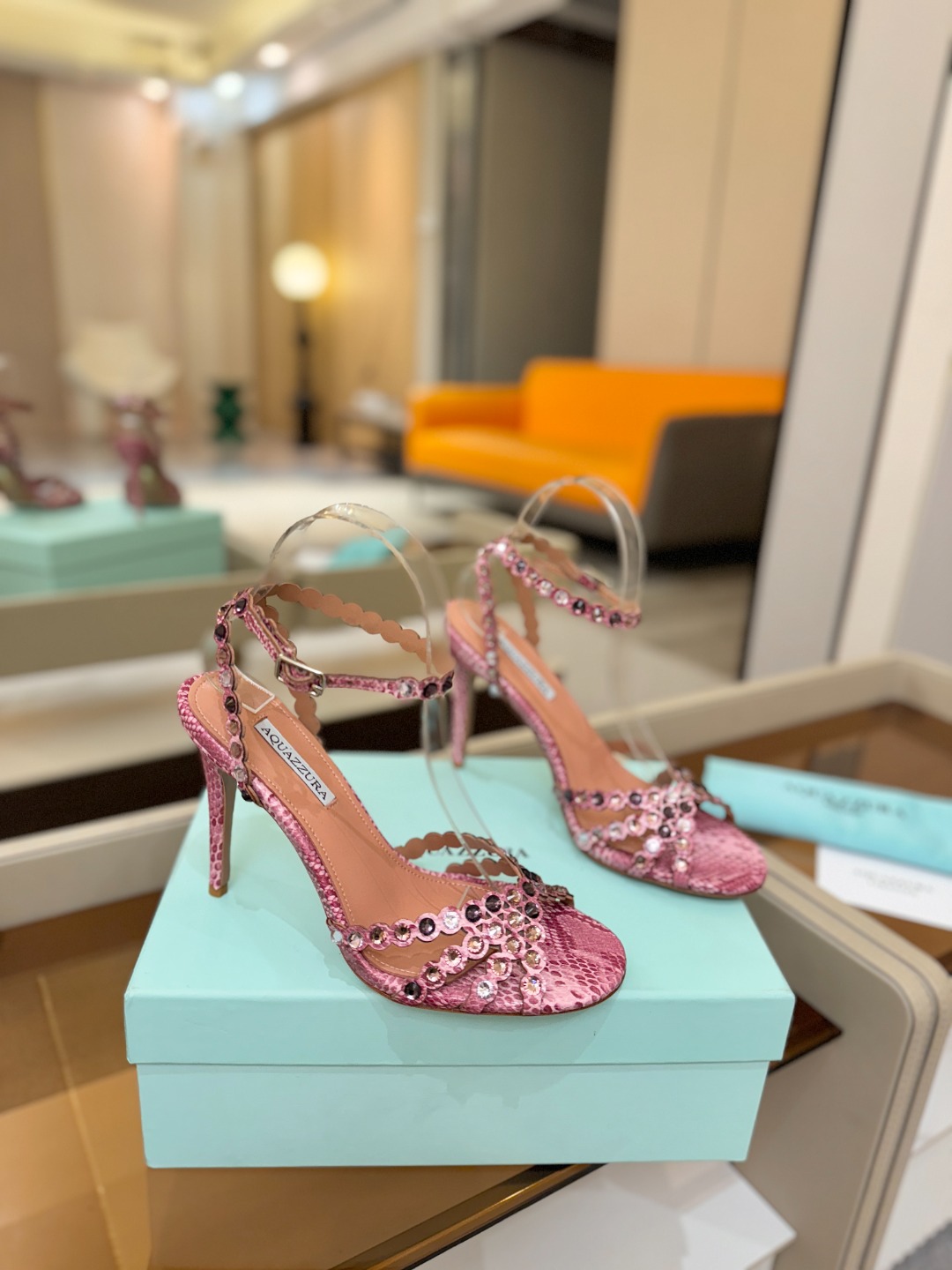 Aquazzura   菠萝   𝐒𝐒  𝐧𝐞𝐰春夏新品高跟凉鞋。满满的钻，超闪 🌸((☀️⥎☀️))🌸