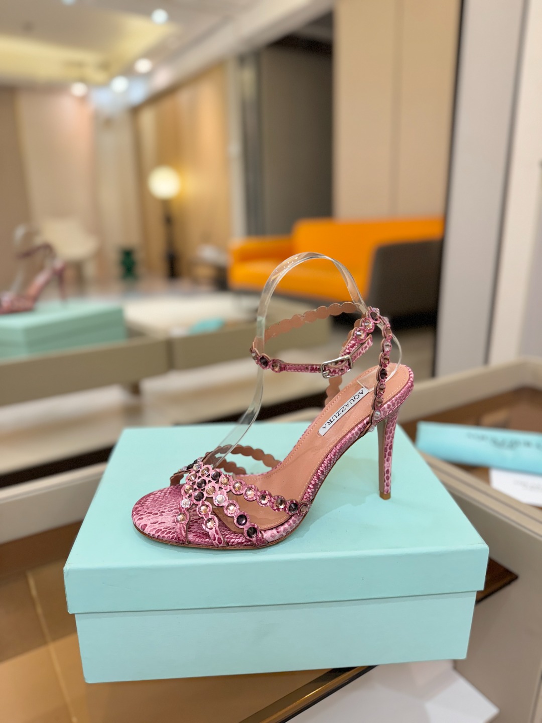 Aquazzura   菠萝   𝐒𝐒  𝐧𝐞𝐰春夏新品高跟凉鞋。满满的钻，超闪 🌸((☀️⥎☀️))🌸
