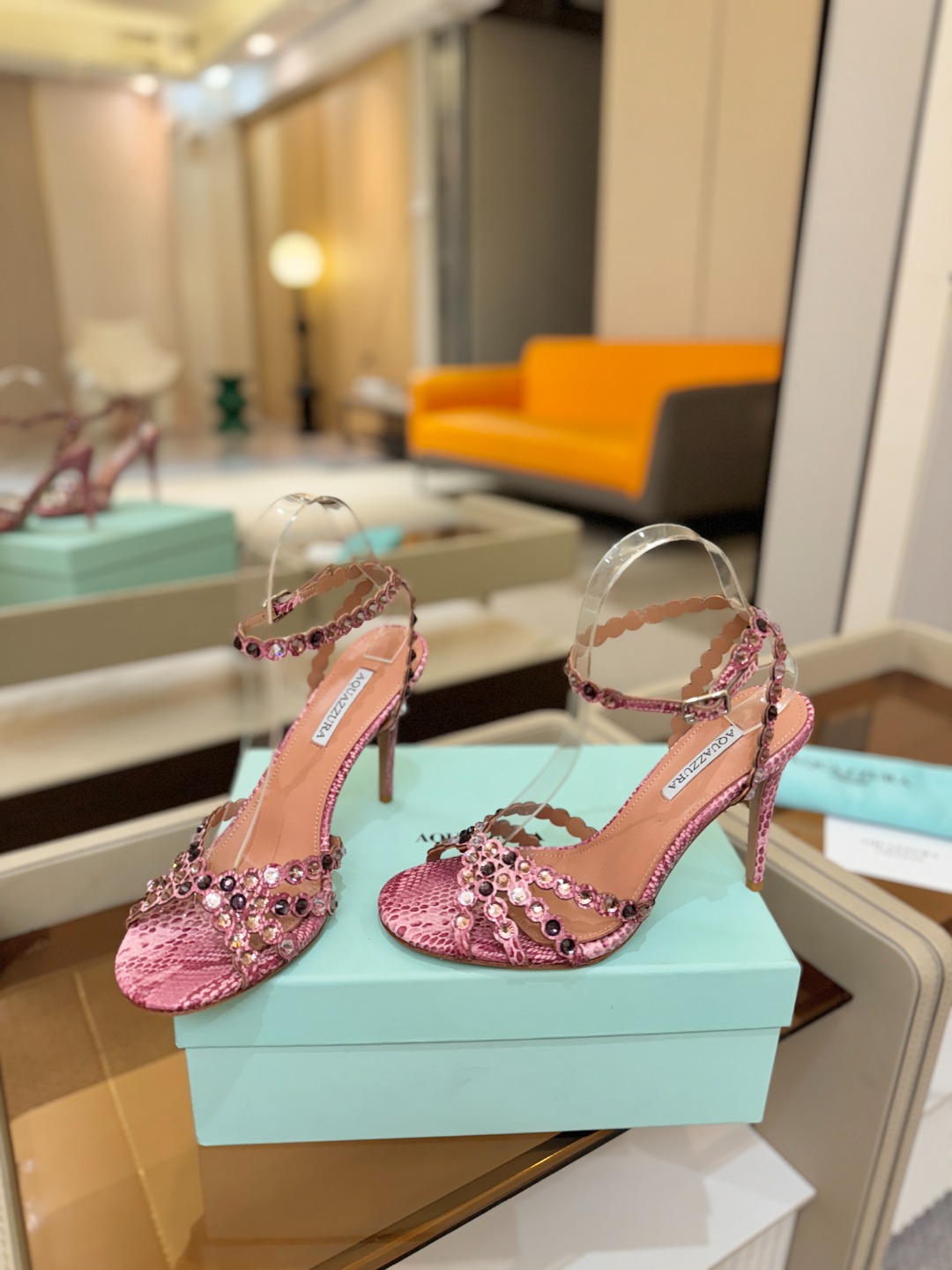 Aquazzura   菠萝   𝐒𝐒  𝐧𝐞𝐰春夏新品高跟凉鞋。满满的钻，超闪 🌸((☀️⥎☀️))🌸