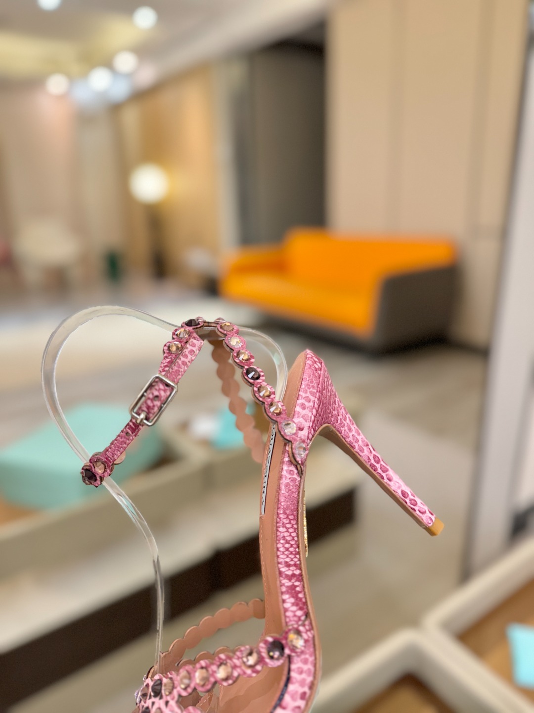 Aquazzura   菠萝   𝐒𝐒  𝐧𝐞𝐰春夏新品高跟凉鞋。满满的钻，超闪 🌸((☀️⥎☀️))🌸