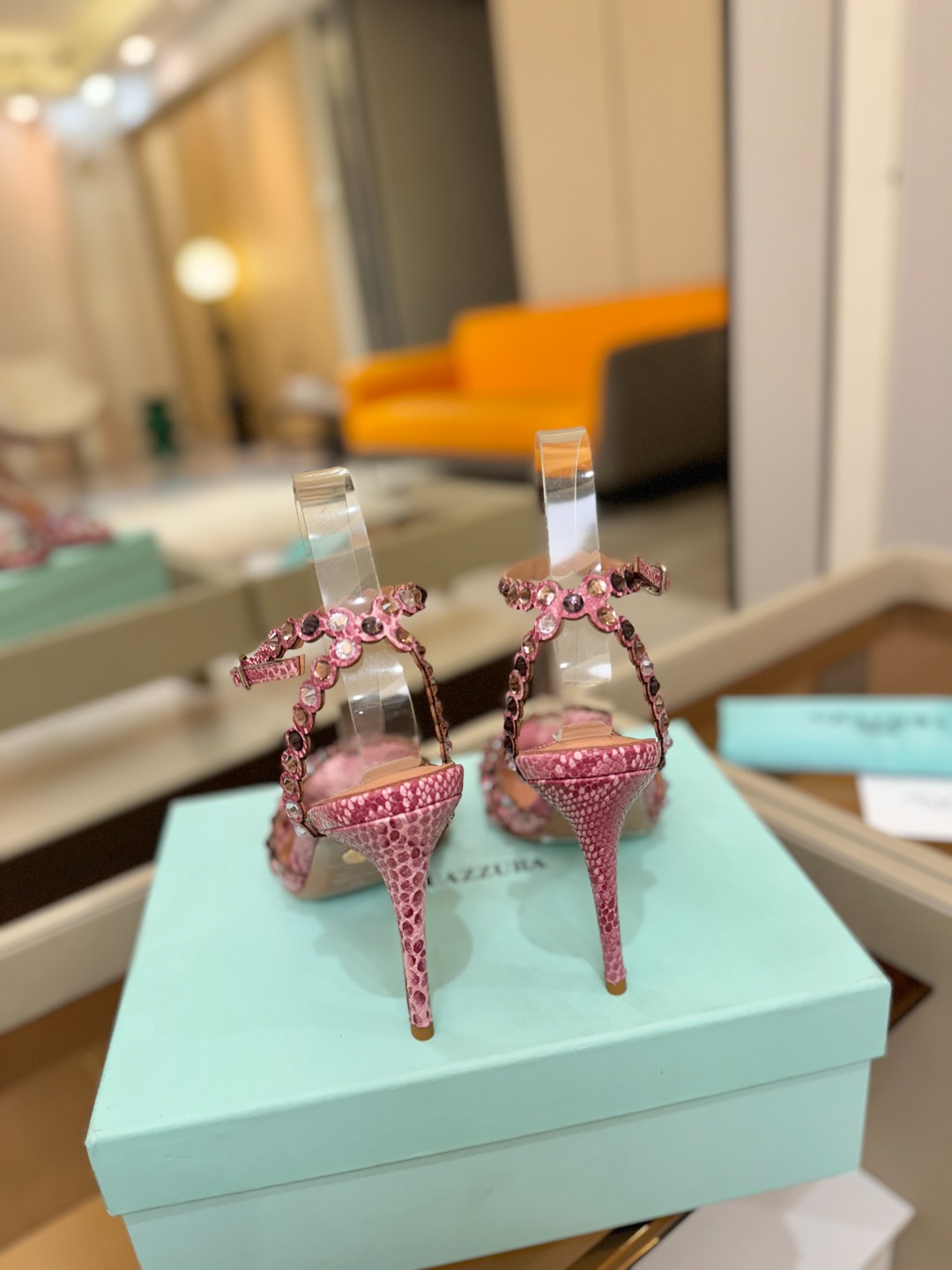 Aquazzura   菠萝   𝐒𝐒  𝐧𝐞𝐰春夏新品高跟凉鞋。满满的钻，超闪 🌸((☀️⥎☀️))🌸