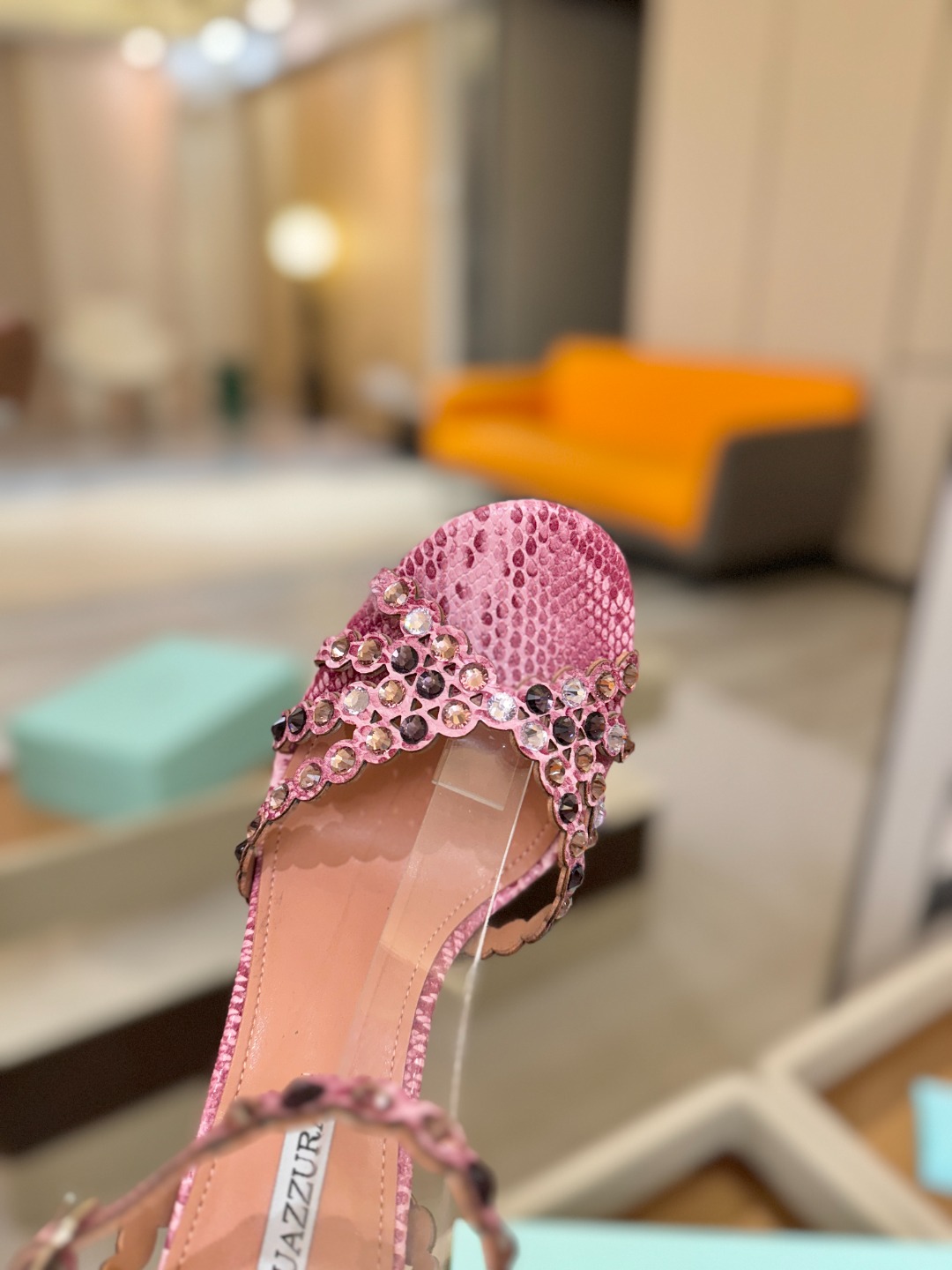 Aquazzura   菠萝   𝐒𝐒  𝐧𝐞𝐰春夏新品高跟凉鞋。满满的钻，超闪 🌸((☀️⥎☀️))🌸