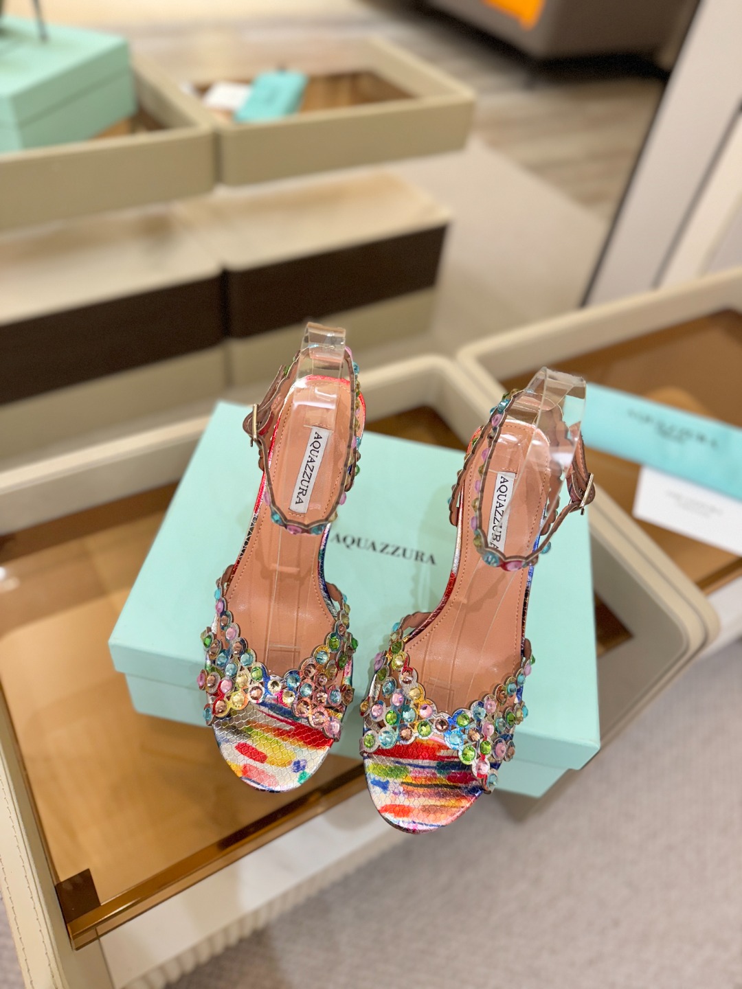 Aquazzura   菠萝   𝐒𝐒  𝐧𝐞𝐰春夏新品高跟凉鞋。满满的钻，超闪 🌸((☀️⥎☀️))🌸