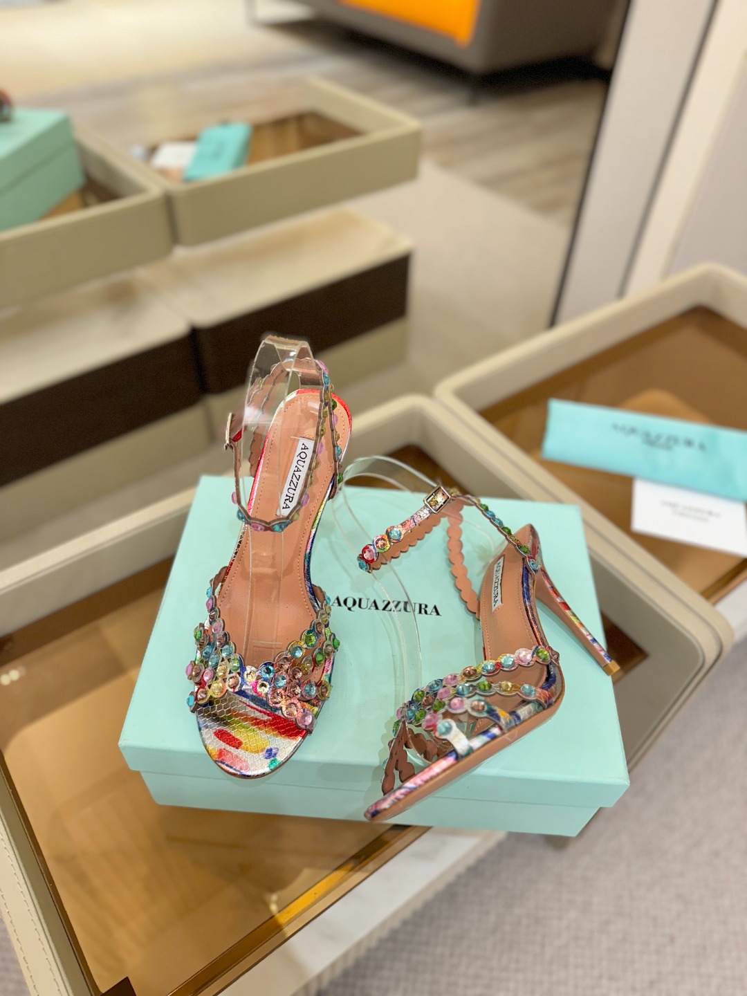 Aquazzura   菠萝   𝐒𝐒  𝐧𝐞𝐰春夏新品高跟凉鞋。满满的钻，超闪 🌸((☀️⥎☀️))🌸