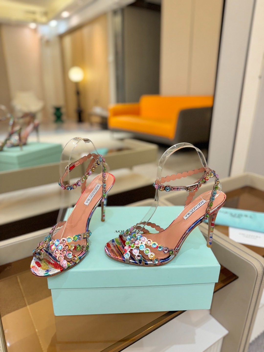 Aquazzura   菠萝   𝐒𝐒  𝐧𝐞𝐰春夏新品高跟凉鞋。满满的钻，超闪 🌸((☀️⥎☀️))🌸