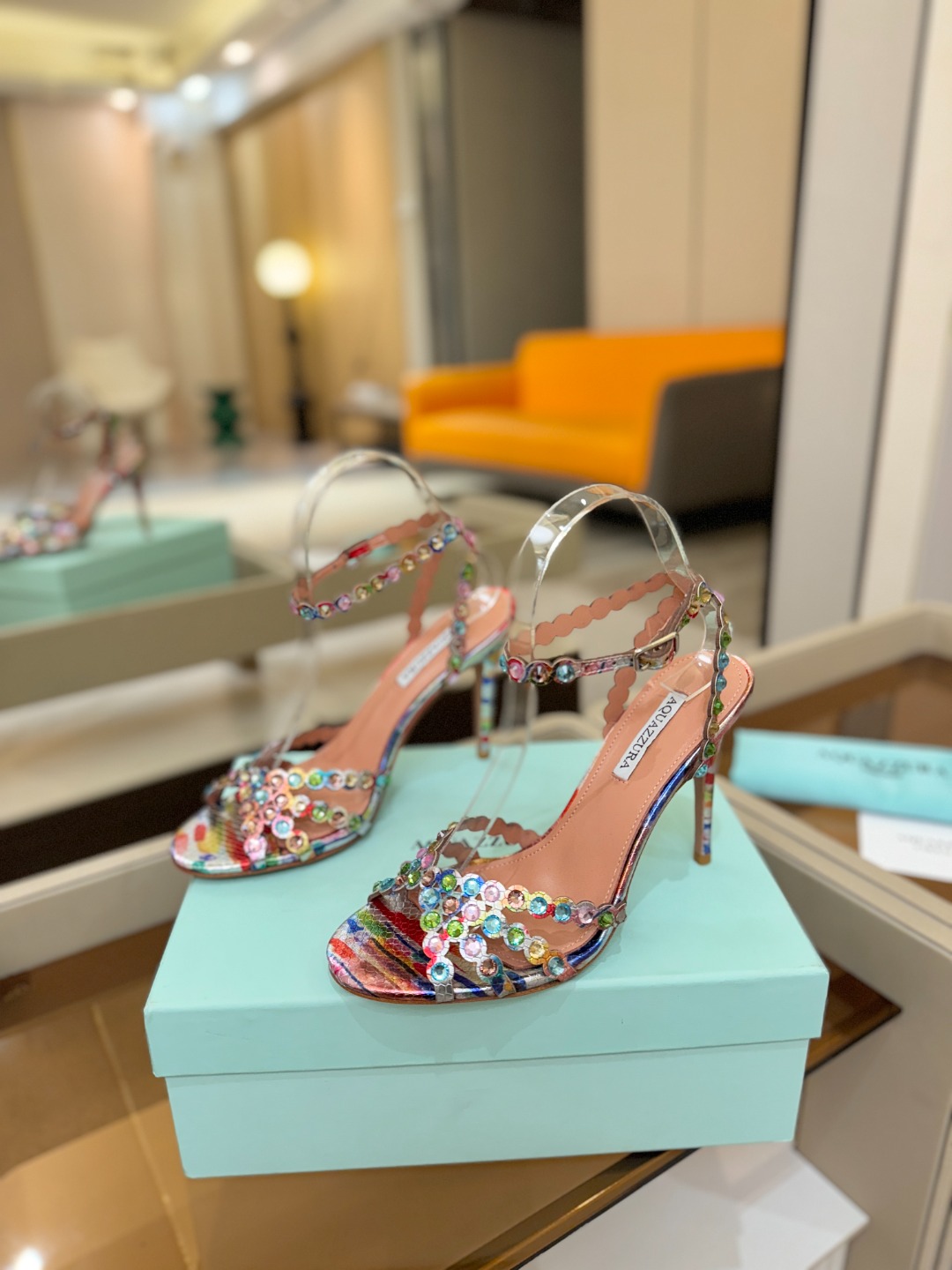 Aquazzura   菠萝   𝐒𝐒  𝐧𝐞𝐰春夏新品高跟凉鞋。满满的钻，超闪 🌸((☀️⥎☀️))🌸