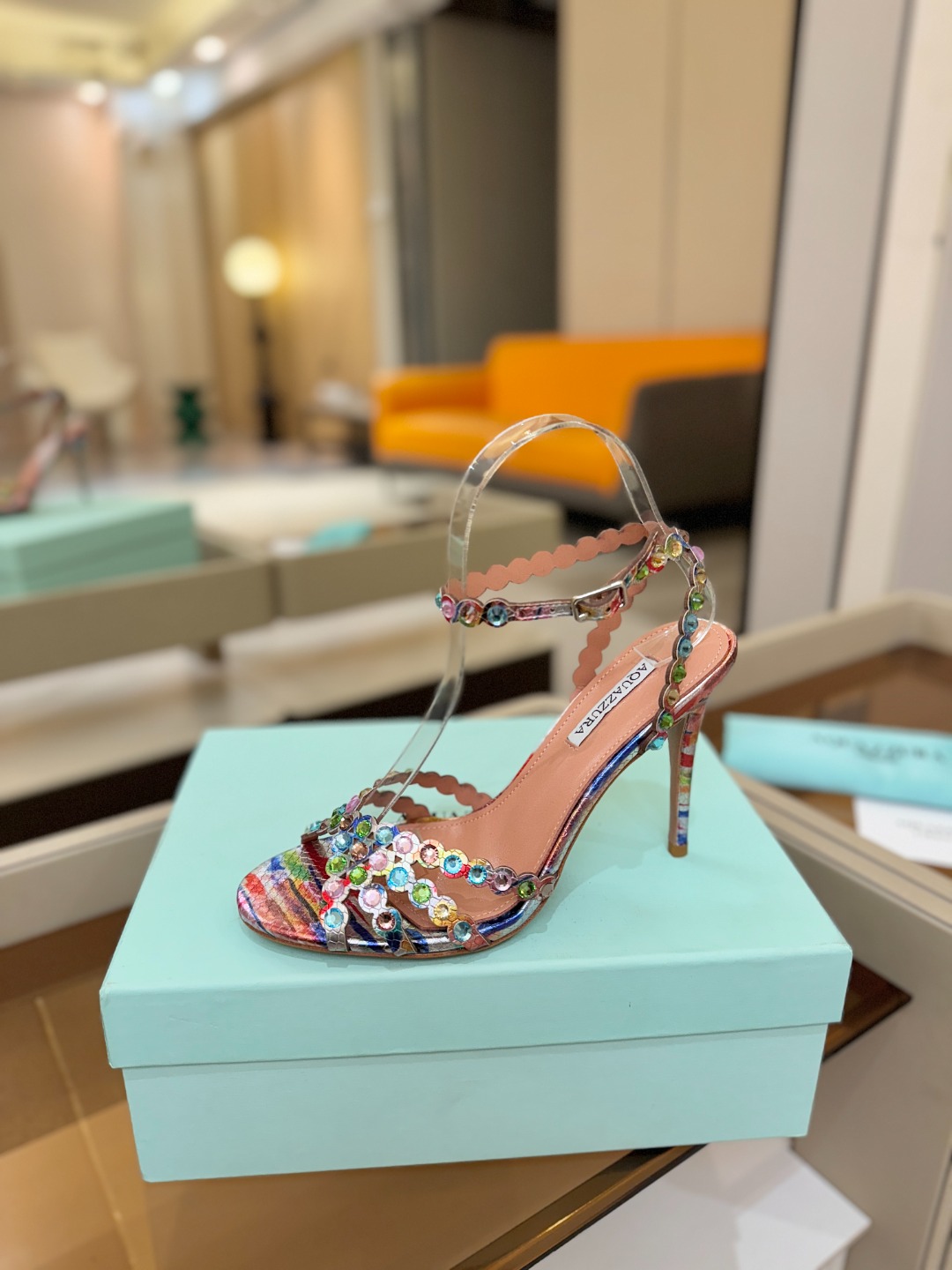 Aquazzura   菠萝   𝐒𝐒  𝐧𝐞𝐰春夏新品高跟凉鞋。满满的钻，超闪 🌸((☀️⥎☀️))🌸