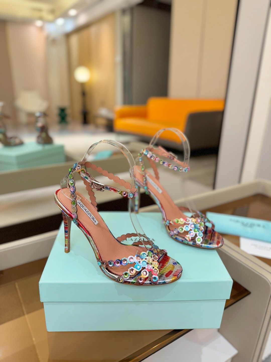 Aquazzura   菠萝   𝐒𝐒  𝐧𝐞𝐰春夏新品高跟凉鞋。满满的钻，超闪 🌸((☀️⥎☀️))🌸