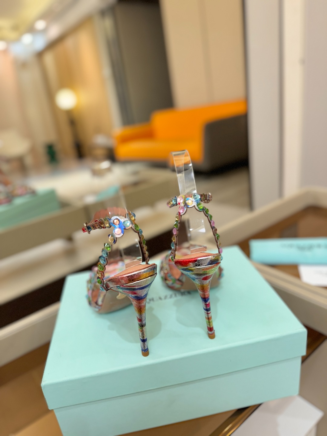Aquazzura   菠萝   𝐒𝐒  𝐧𝐞𝐰春夏新品高跟凉鞋。满满的钻，超闪 🌸((☀️⥎☀️))🌸