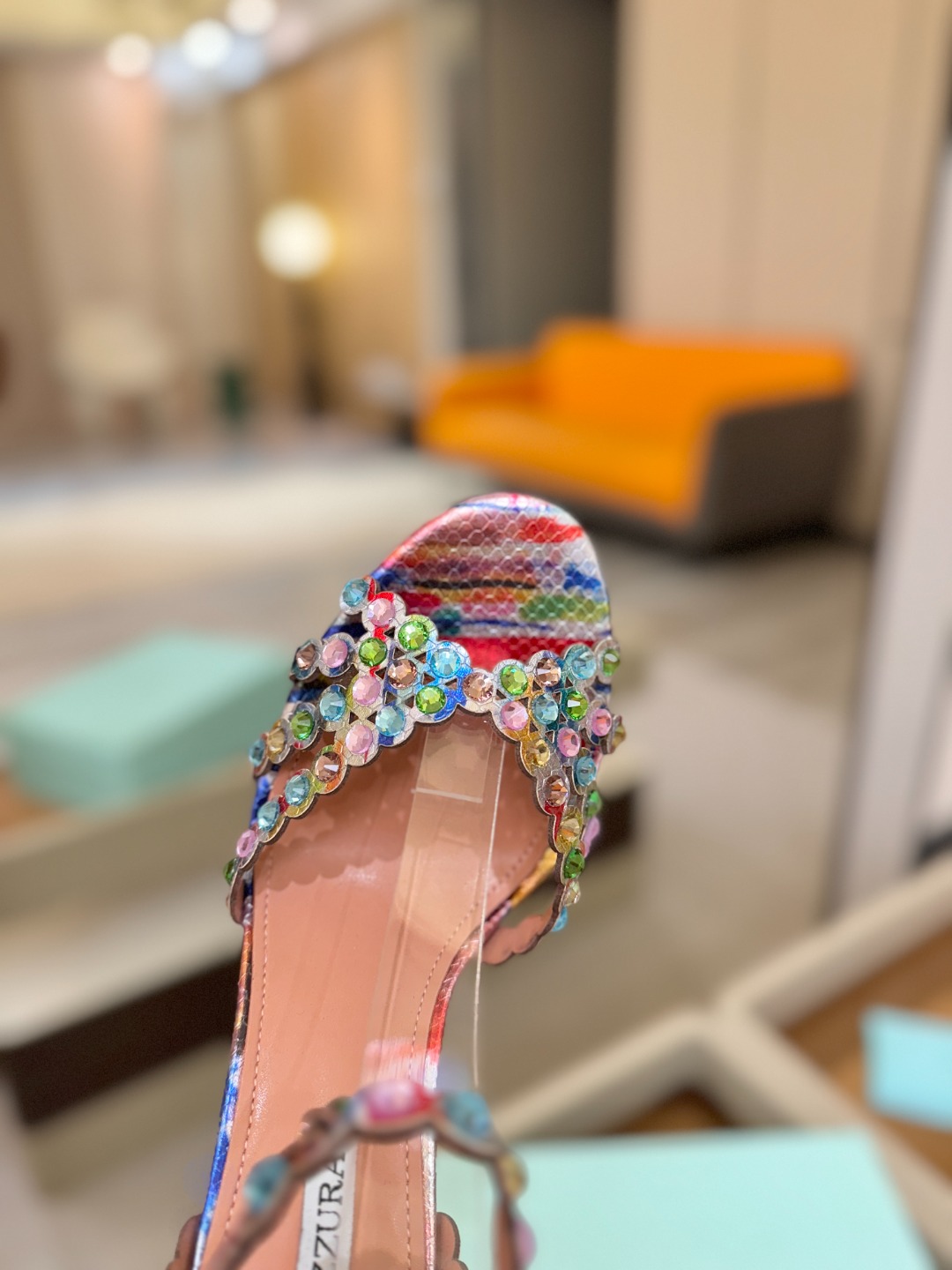 Aquazzura   菠萝   𝐒𝐒  𝐧𝐞𝐰春夏新品高跟凉鞋。满满的钻，超闪 🌸((☀️⥎☀️))🌸