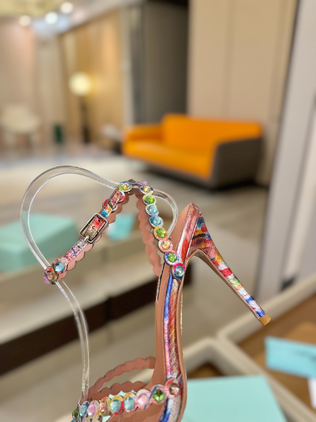 Aquazzura   菠萝   𝐒𝐒  𝐧𝐞𝐰春夏新品高跟凉鞋。满满的钻，超闪 🌸((☀️⥎☀️))🌸