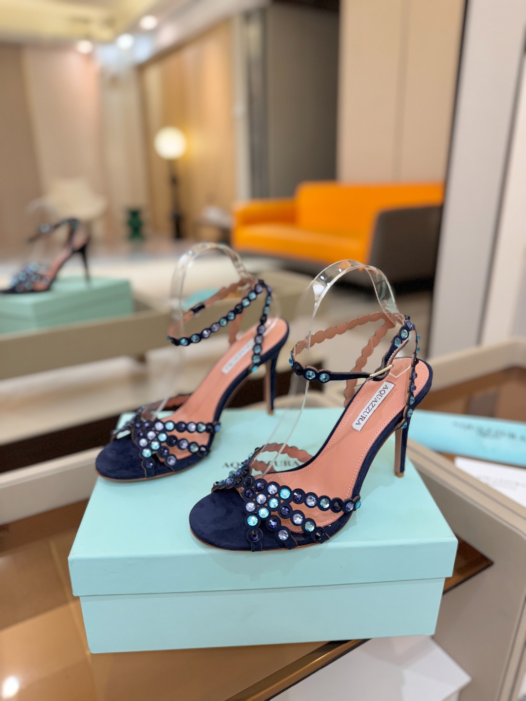 Aquazzura   菠萝   𝐒𝐒  𝐧𝐞𝐰春夏新品高跟凉鞋。满满的钻，超闪 🌸((☀️⥎☀️))🌸
