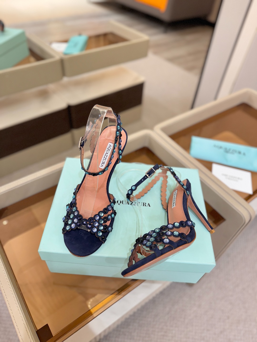Aquazzura   菠萝   𝐒𝐒  𝐧𝐞𝐰春夏新品高跟凉鞋。满满的钻，超闪 🌸((☀️⥎☀️))🌸