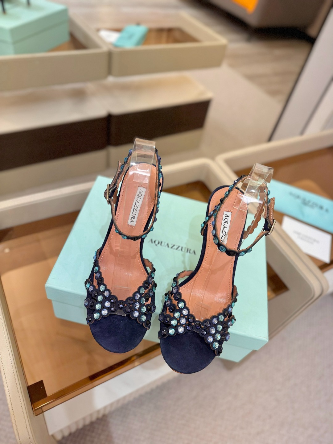 Aquazzura   菠萝   𝐒𝐒  𝐧𝐞𝐰春夏新品高跟凉鞋。满满的钻，超闪 🌸((☀️⥎☀️))🌸