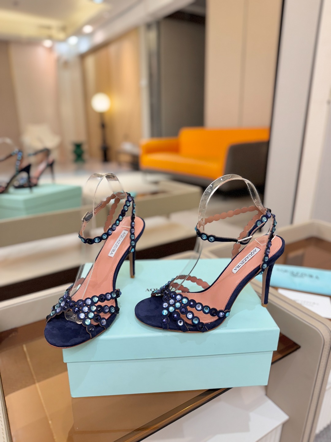 Aquazzura   菠萝   𝐒𝐒  𝐧𝐞𝐰春夏新品高跟凉鞋。满满的钻，超闪 🌸((☀️⥎☀️))🌸