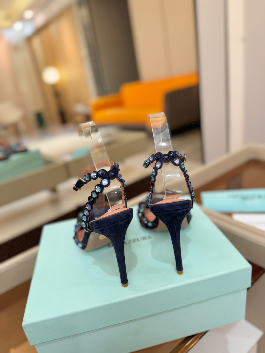 Aquazzura   菠萝   𝐒𝐒  𝐧𝐞𝐰春夏新品高跟凉鞋。满满的钻，超闪 🌸((☀️⥎☀️))🌸