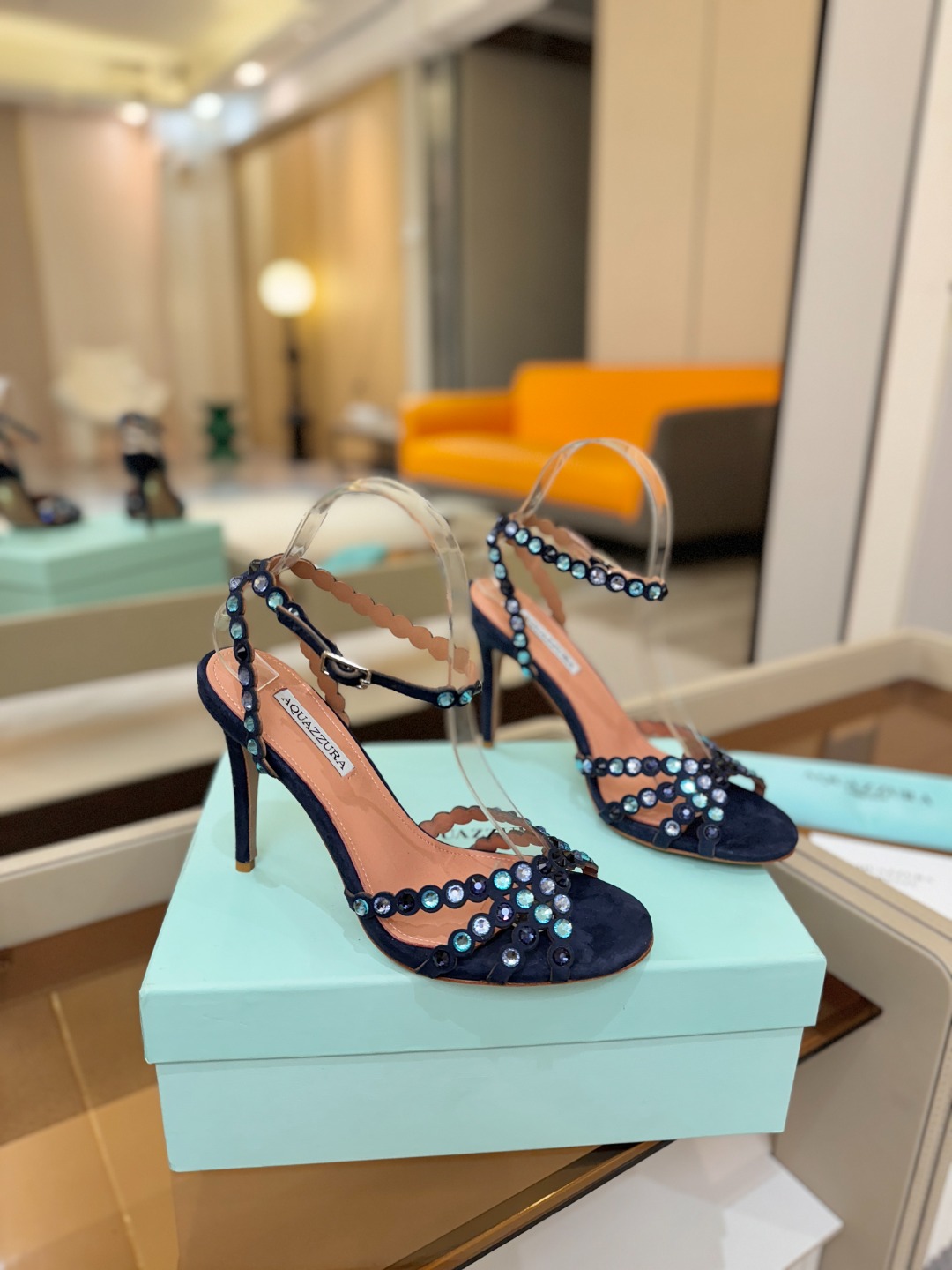 Aquazzura   菠萝   𝐒𝐒  𝐧𝐞𝐰春夏新品高跟凉鞋。满满的钻，超闪 🌸((☀️⥎☀️))🌸