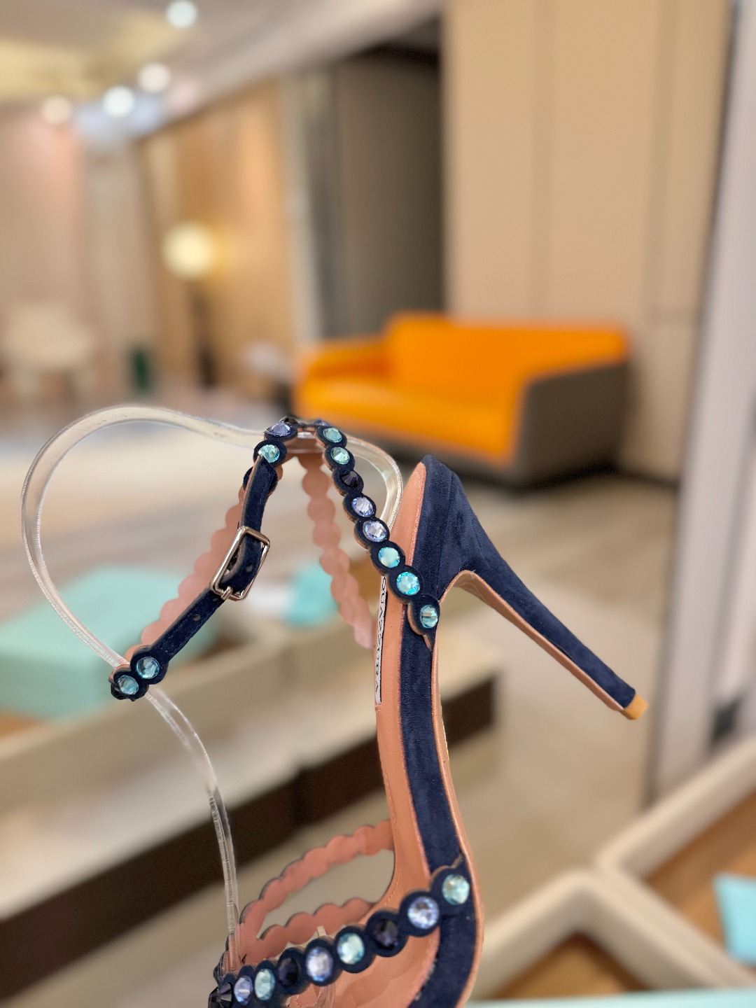 Aquazzura   菠萝   𝐒𝐒  𝐧𝐞𝐰春夏新品高跟凉鞋。满满的钻，超闪 🌸((☀️⥎☀️))🌸