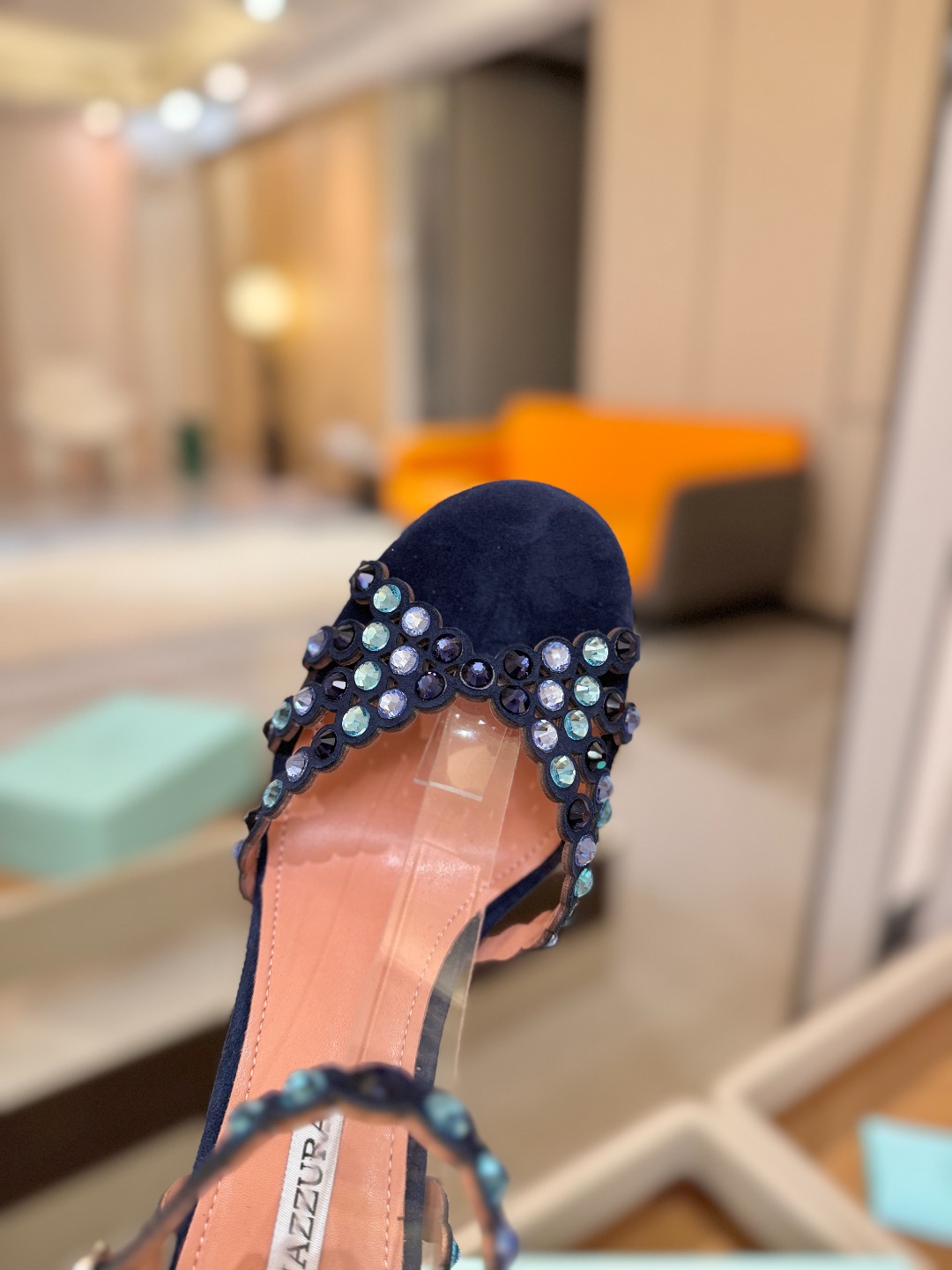 Aquazzura   菠萝   𝐒𝐒  𝐧𝐞𝐰春夏新品高跟凉鞋。满满的钻，超闪 🌸((☀️⥎☀️))🌸