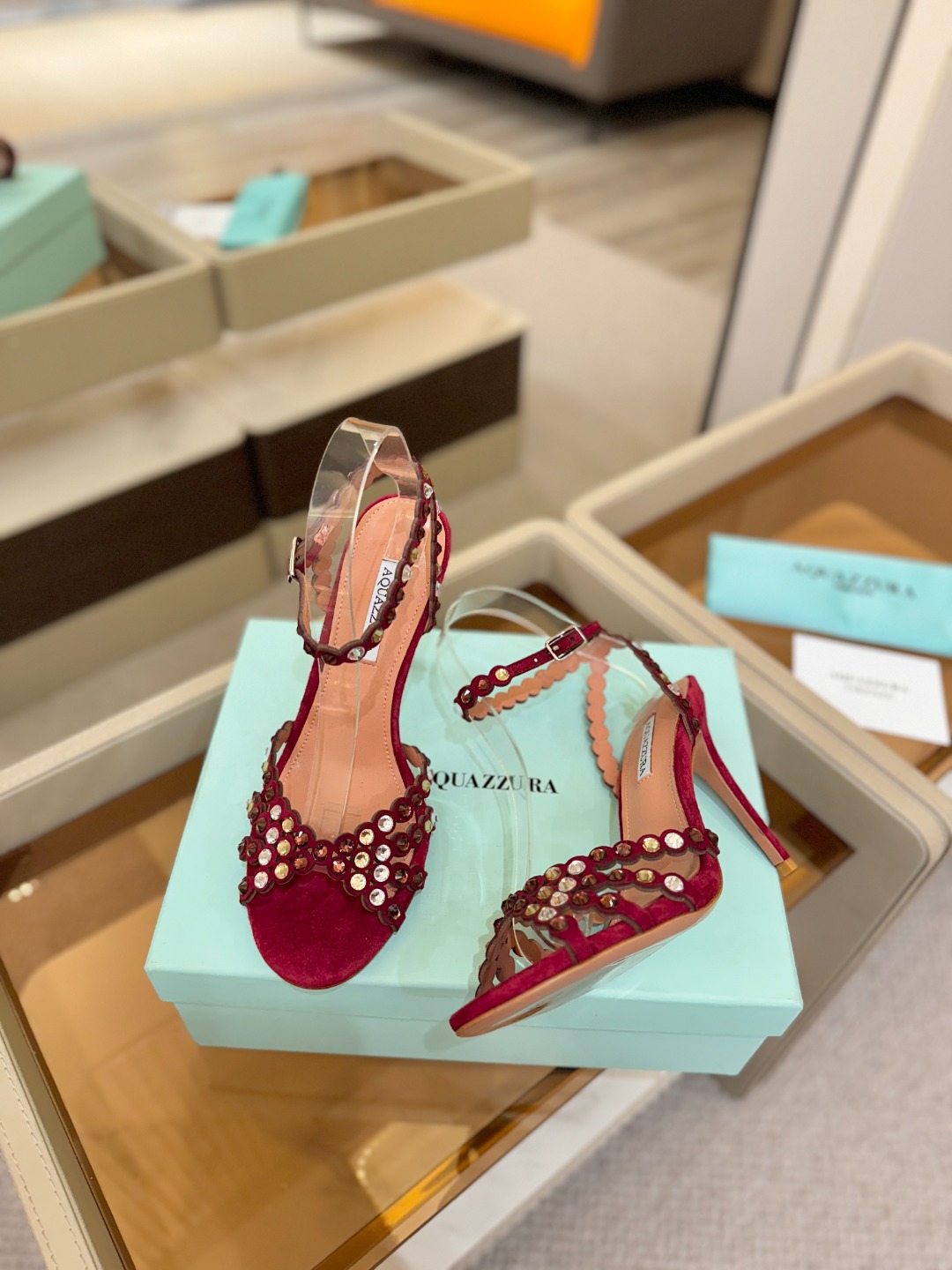 Aquazzura   菠萝   𝐒𝐒  𝐧𝐞𝐰春夏新品高跟凉鞋。满满的钻，超闪 🌸((☀️⥎☀️))🌸