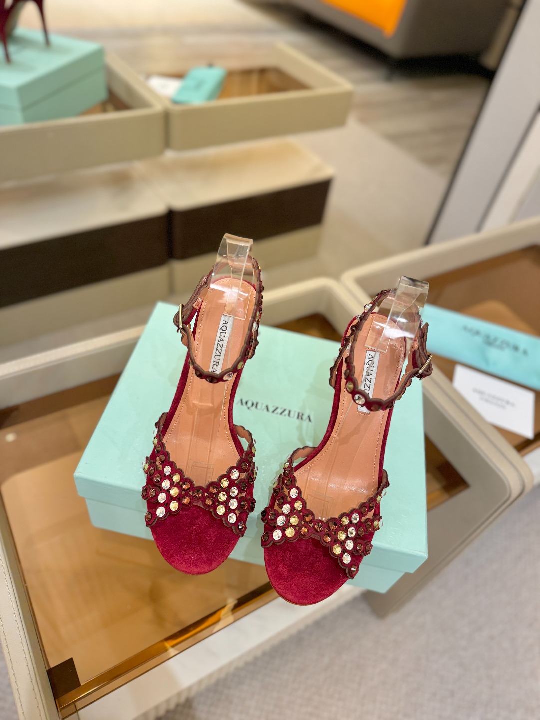 Aquazzura   菠萝   𝐒𝐒  𝐧𝐞𝐰春夏新品高跟凉鞋。满满的钻，超闪 🌸((☀️⥎☀️))🌸