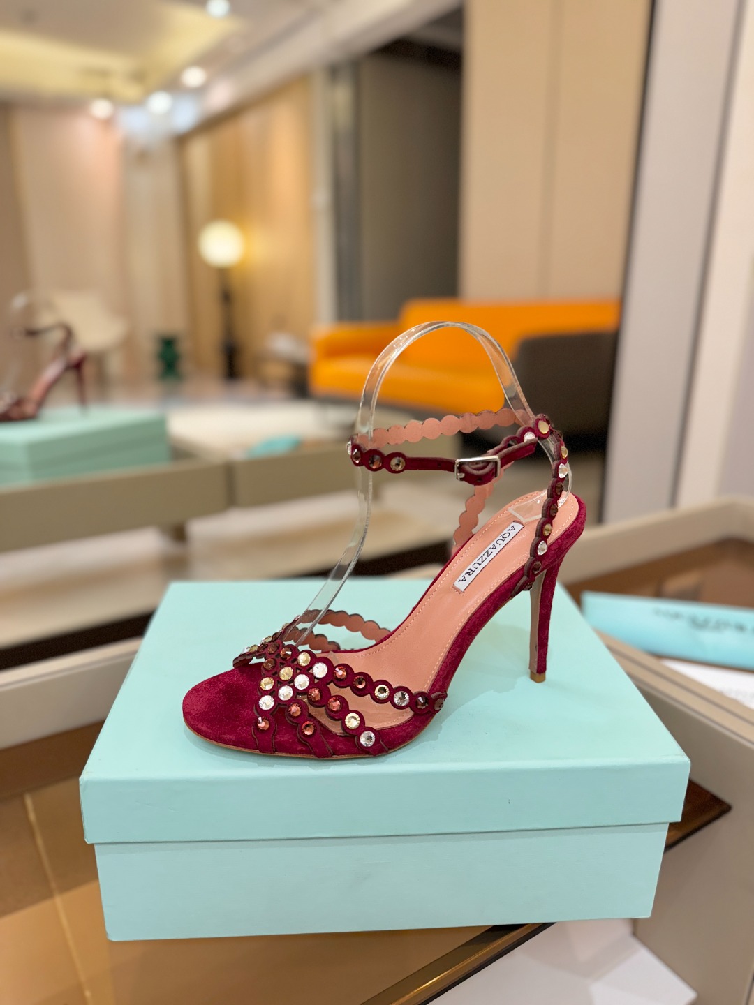 Aquazzura   菠萝   𝐒𝐒  𝐧𝐞𝐰春夏新品高跟凉鞋。满满的钻，超闪 🌸((☀️⥎☀️))🌸